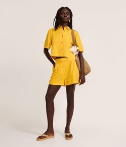 Short Cintura Alta em Viscolinho com Pregas e Bolsos