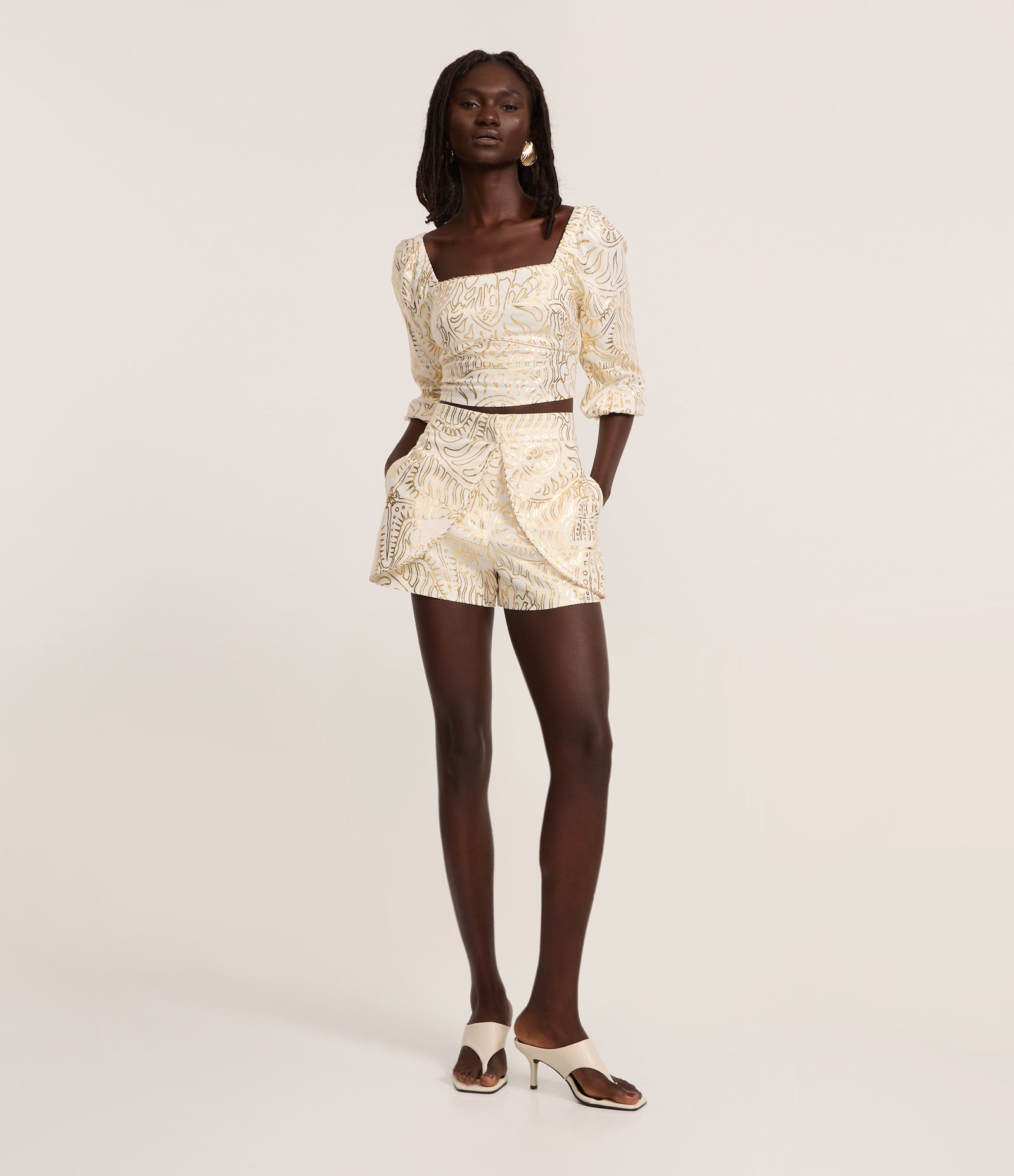 Short Cintura Alta em Viscolinho com Estampa de Foil Dourado/Branco 1