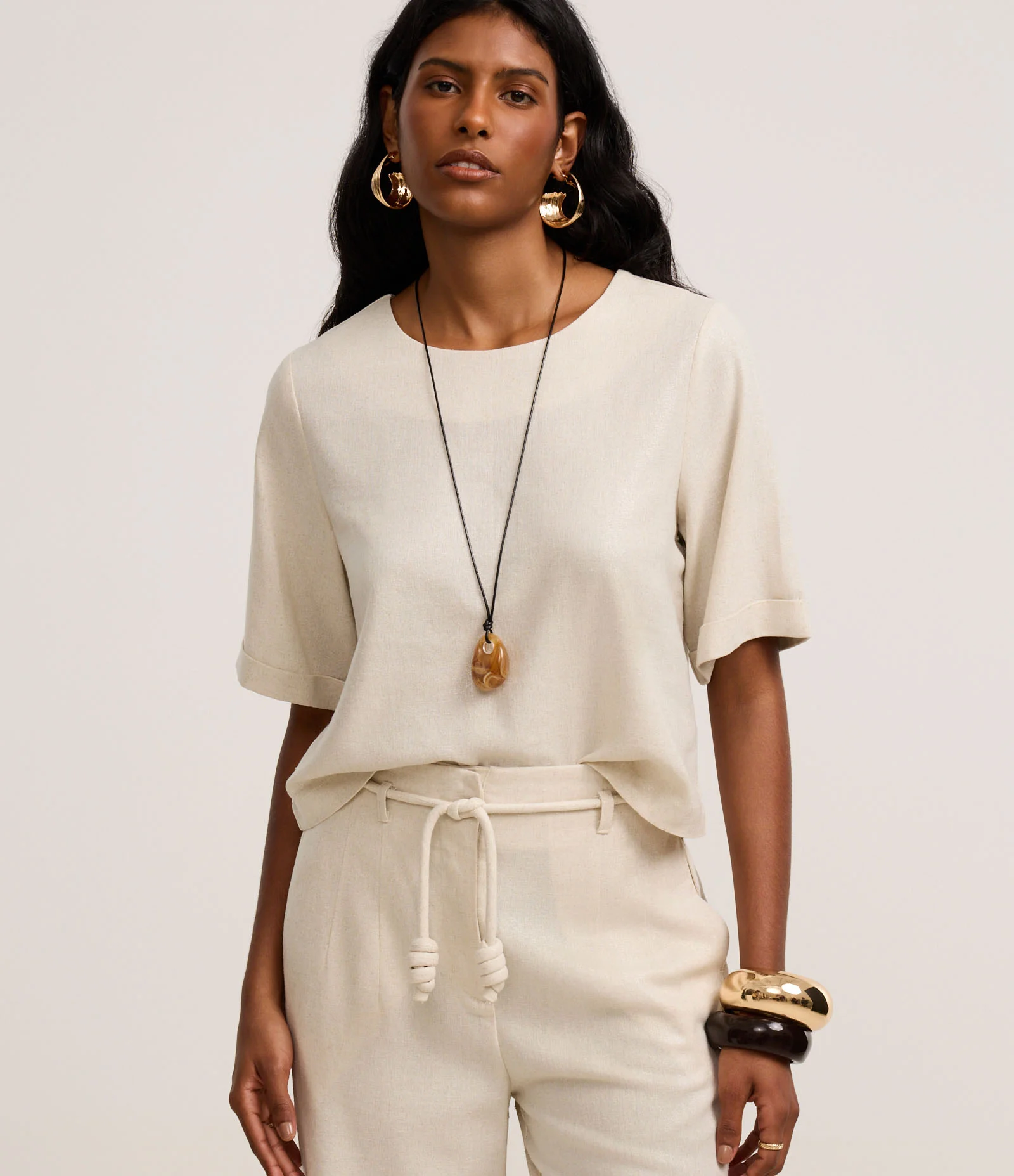 Blusa em Viscolinho com Manga Dobrada Bege 2