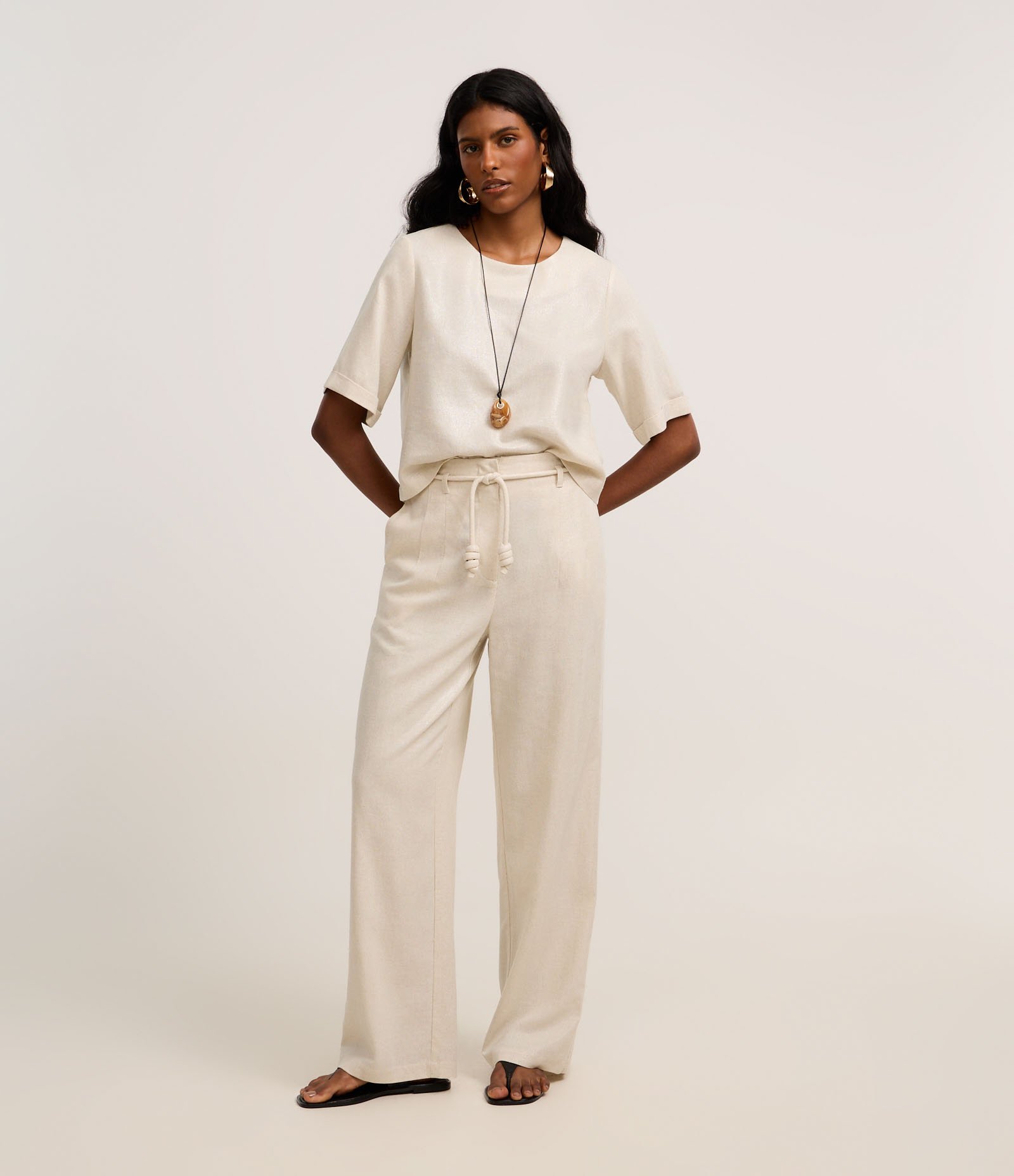 Blusa em Viscolinho com Manga Dobrada Bege 3