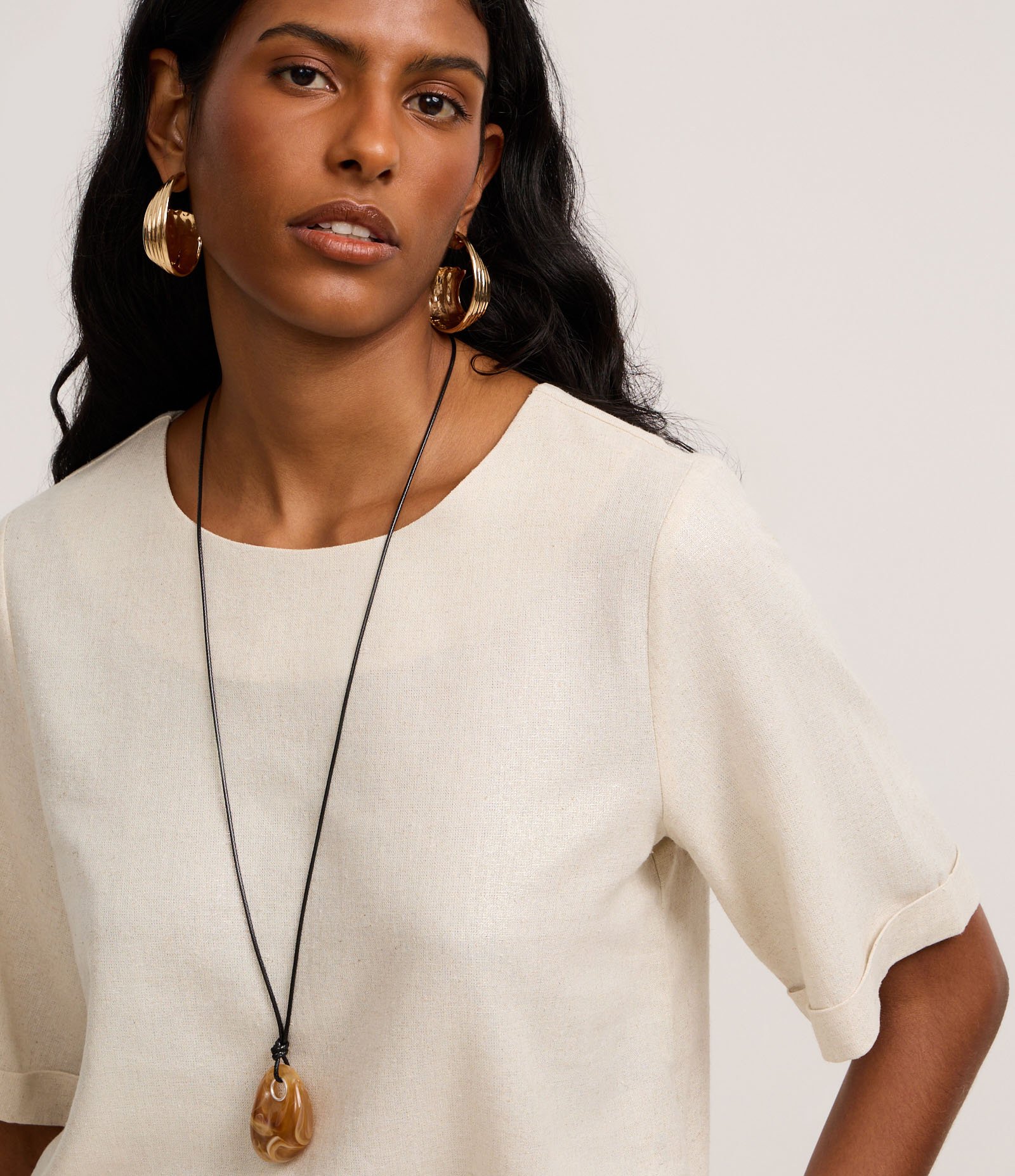 Blusa em Viscolinho com Manga Dobrada Bege 4