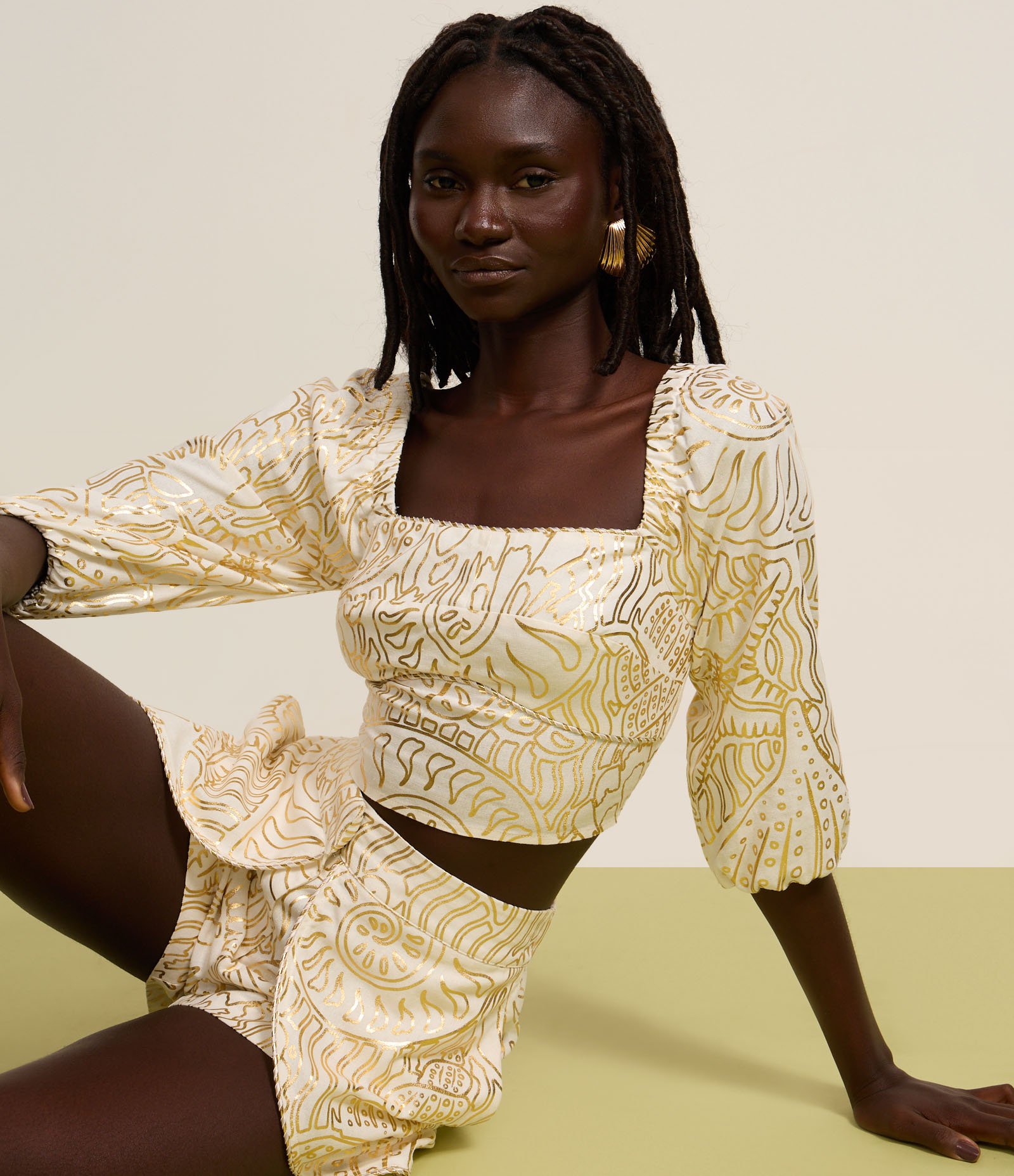 Blusa Cropped em Viscolinho com Estampa de Foil Dourad/Branco 5