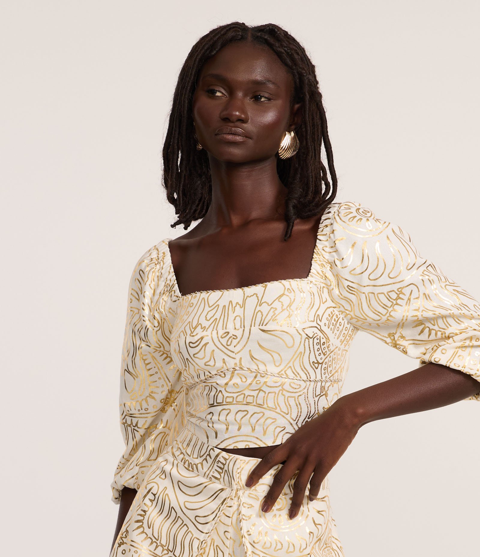 Blusa Cropped em Viscolinho com Estampa de Foil Dourad/Branco 3