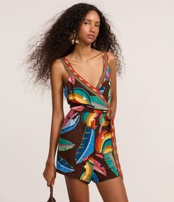 Macaquinho em Viscose com Transpasse e Estampa Tropical