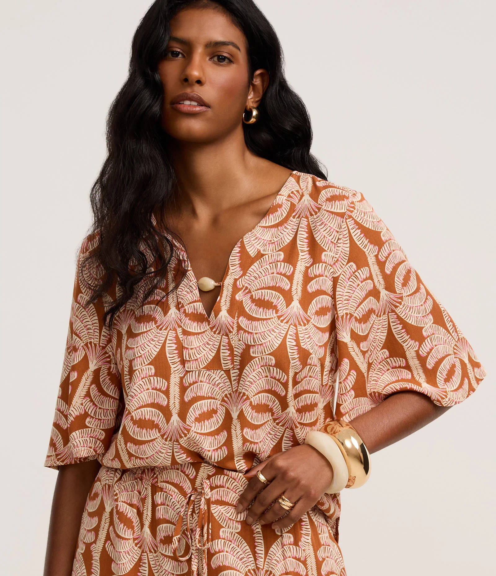 Blusa em Viscose com Miçanga no Decote e Estampa Folhagem Âmbar 1