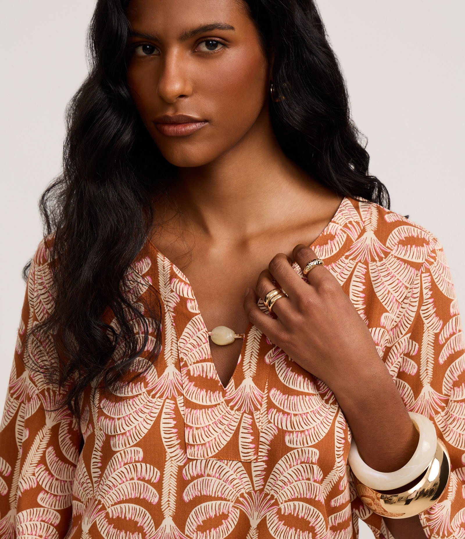 Blusa em Viscose com Miçanga no Decote e Estampa Folhagem Âmbar 3