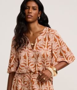 Blusa em Viscose com Miçanga no Decote e Estampa Folhagem