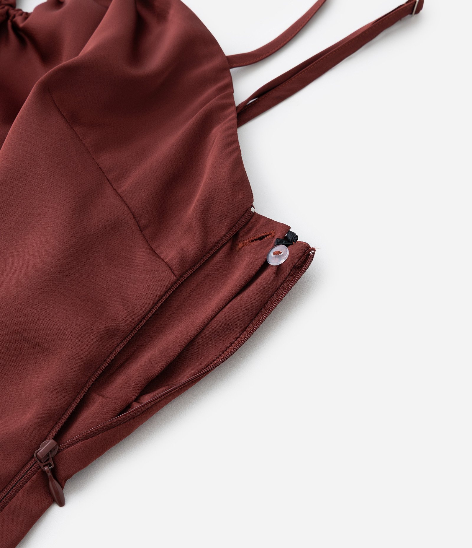 Vestido Longo em Cetim com Aviamento no Decote Curve & Plus Size Bordô 10