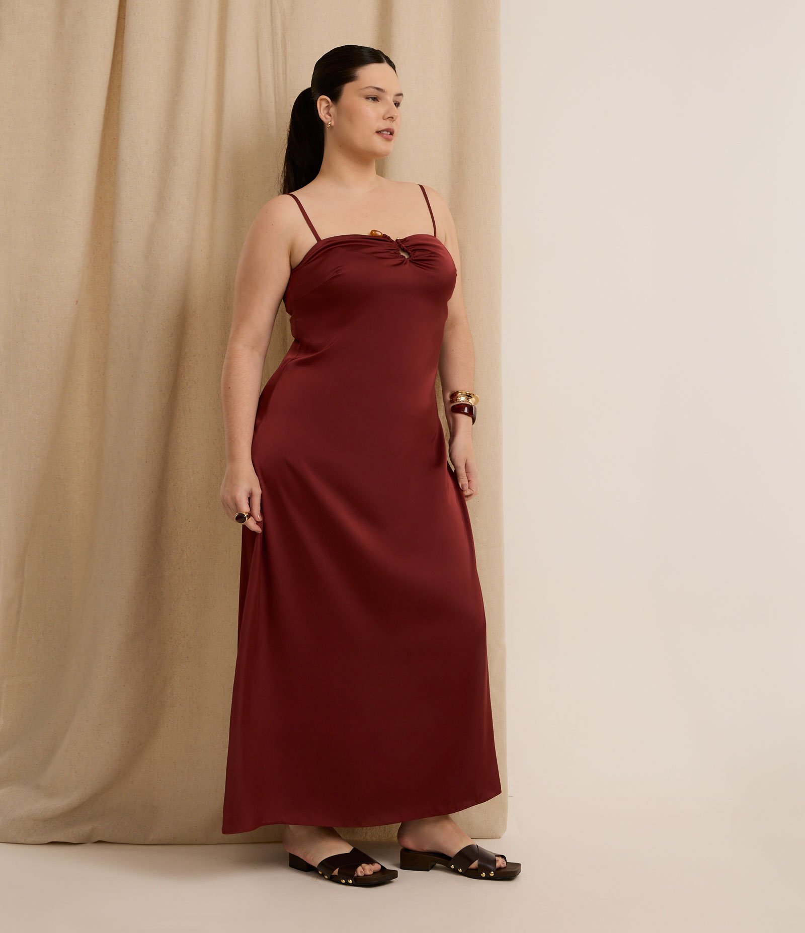 Vestido Longo em Cetim com Aviamento no Decote Curve & Plus Size Bordô 1