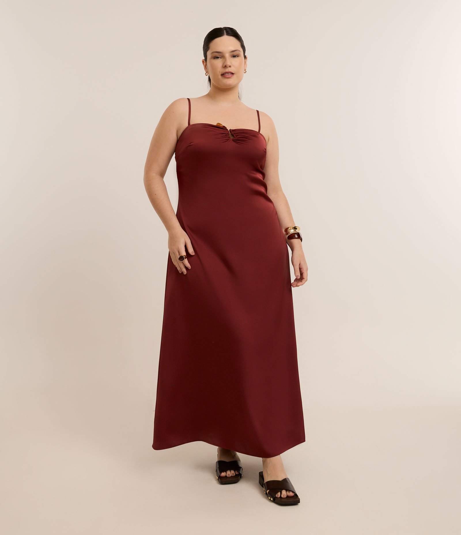 Vestido Longo em Cetim com Aviamento no Decote Curve & Plus Size Bordô 2
