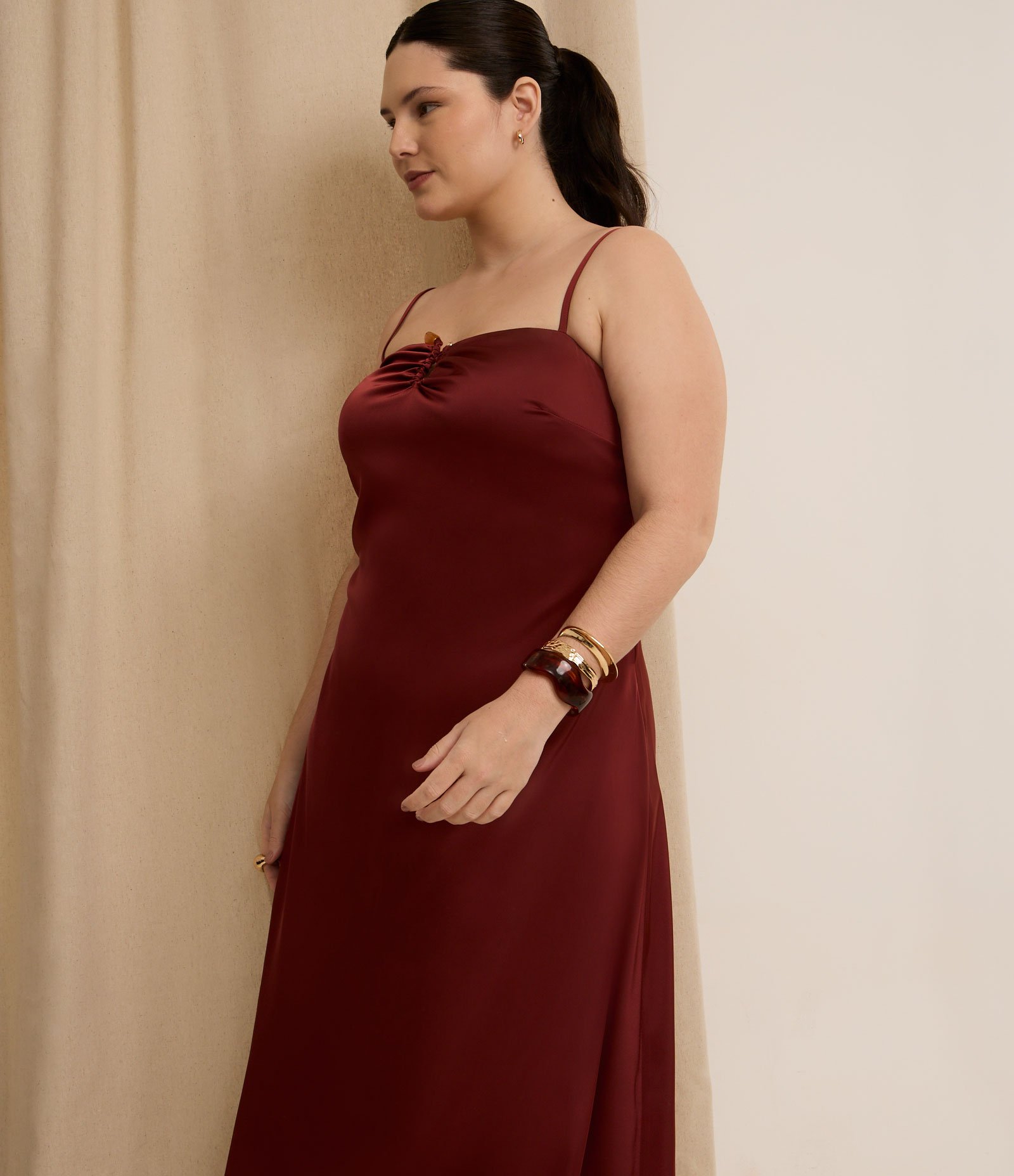 Vestido Longo em Cetim com Aviamento no Decote Curve & Plus Size Bordô 3