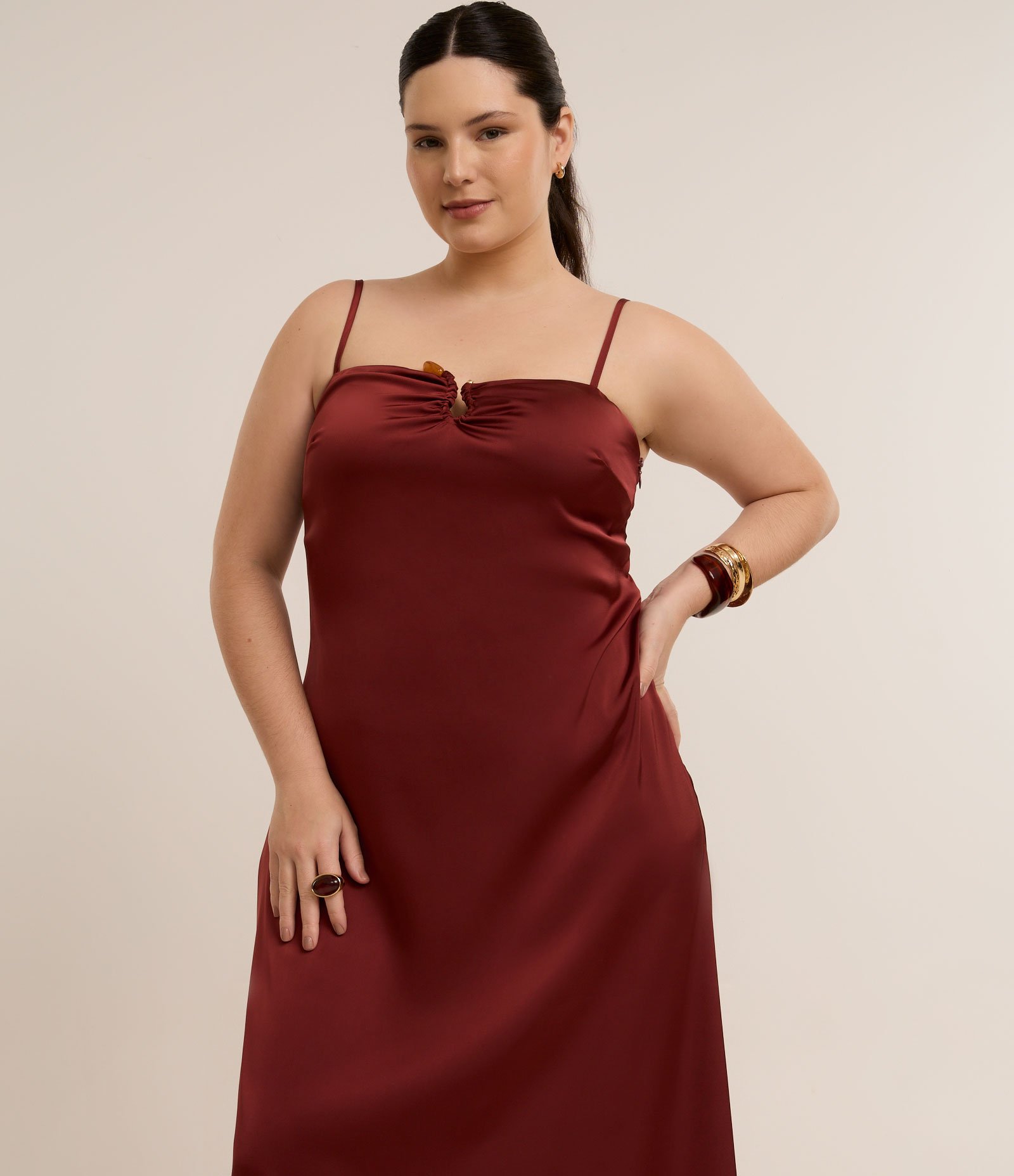 Vestido Longo em Cetim com Aviamento no Decote Curve & Plus Size Bordô 4