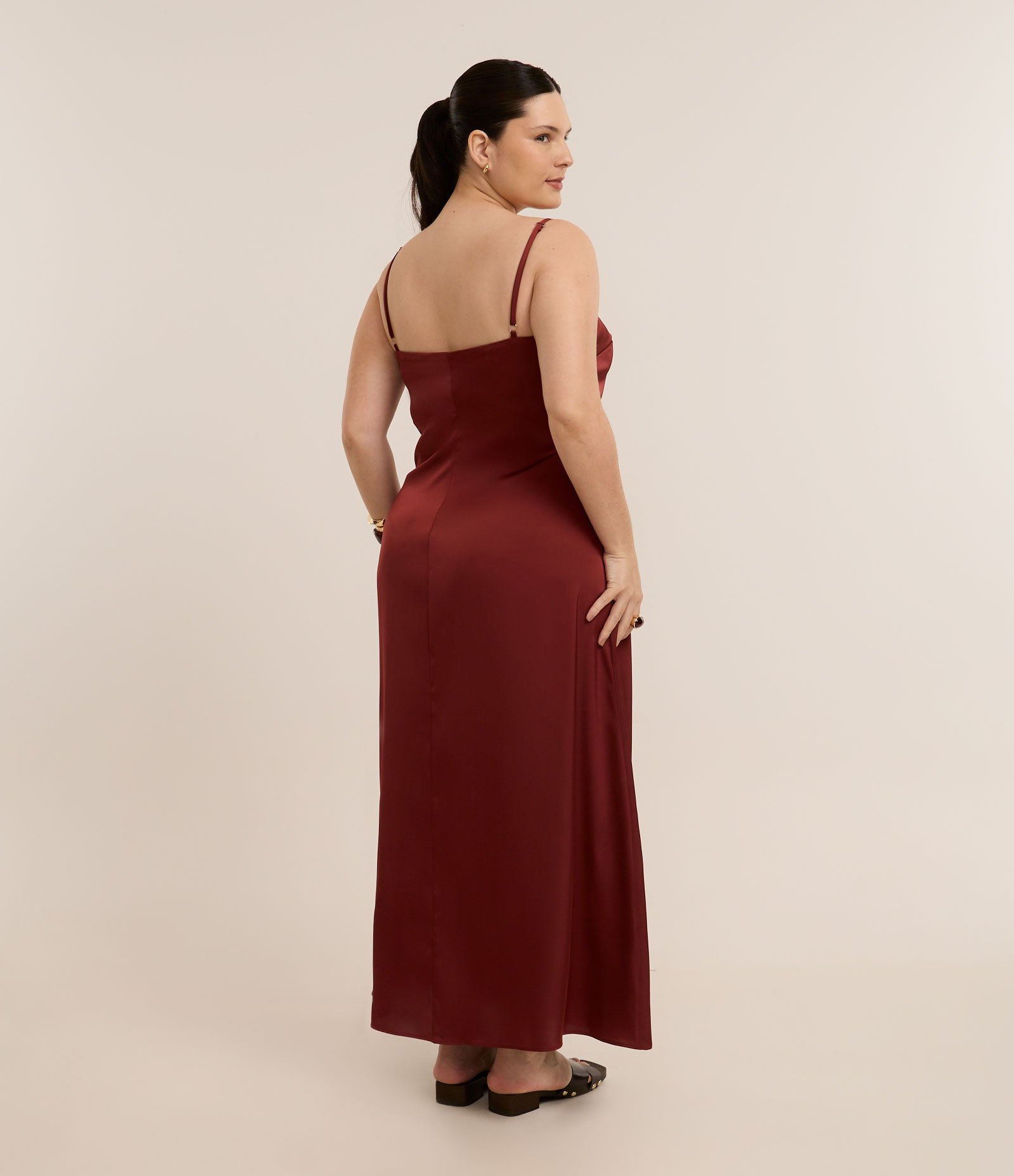 Vestido Longo em Cetim com Aviamento no Decote Curve & Plus Size Bordô 6