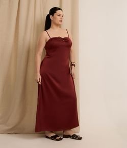 Vestido Longo em Cetim com Aviamento no Decote Curve & Plus Size