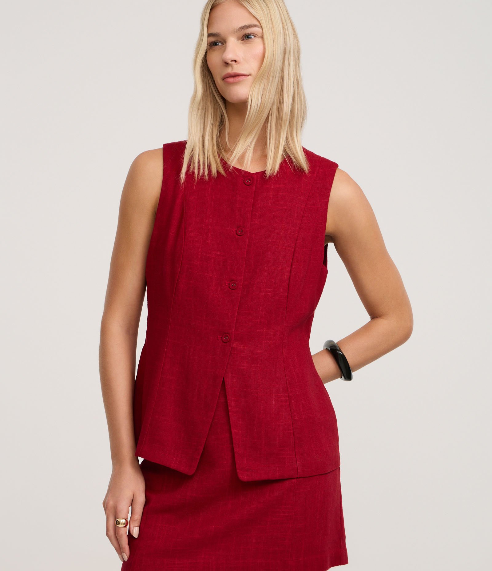 Colete com Botões Forrados e Detalhe em V na Barra Vermelho 1