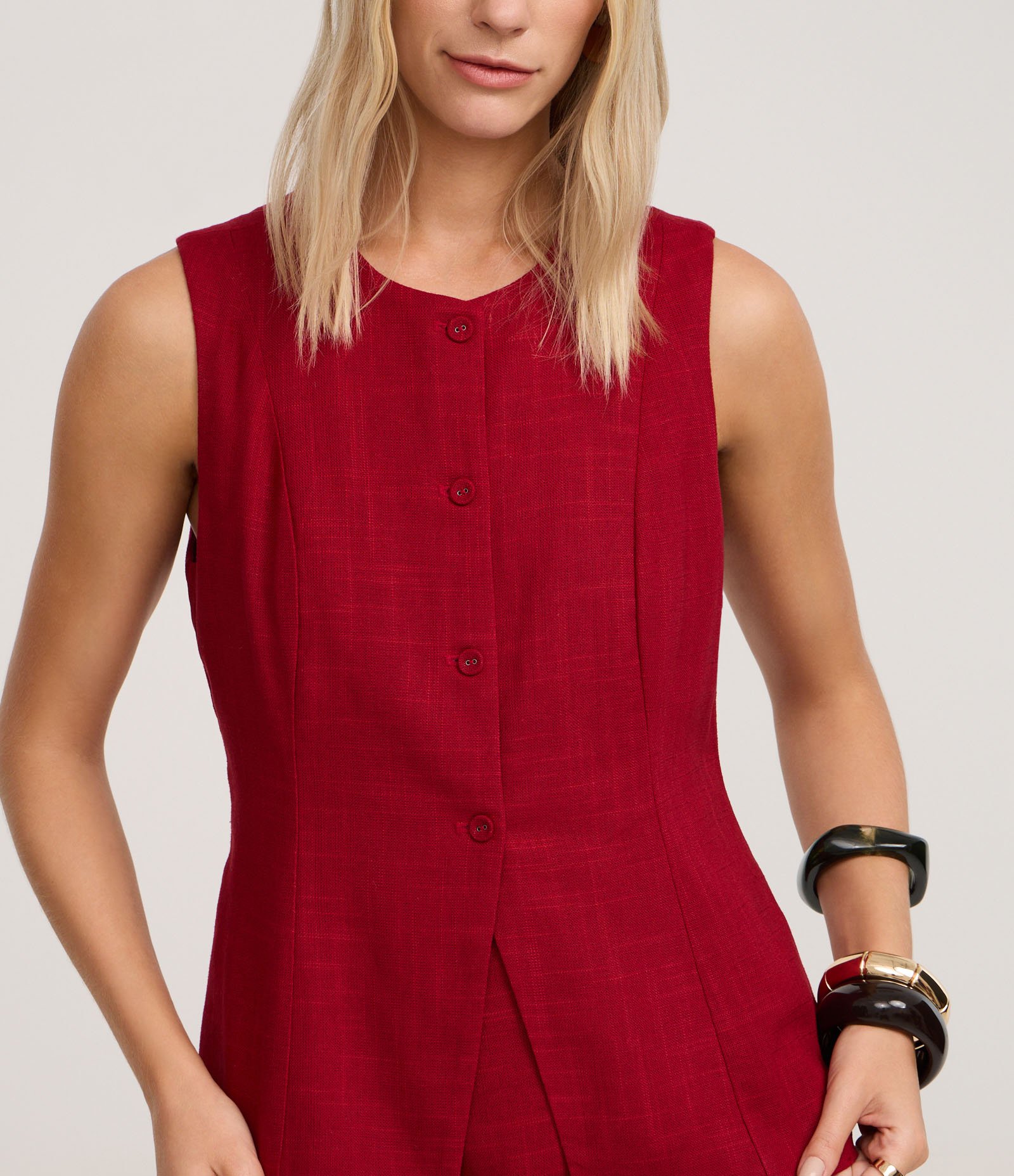 Colete com Botões Forrados e Detalhe em V na Barra Vermelho 4