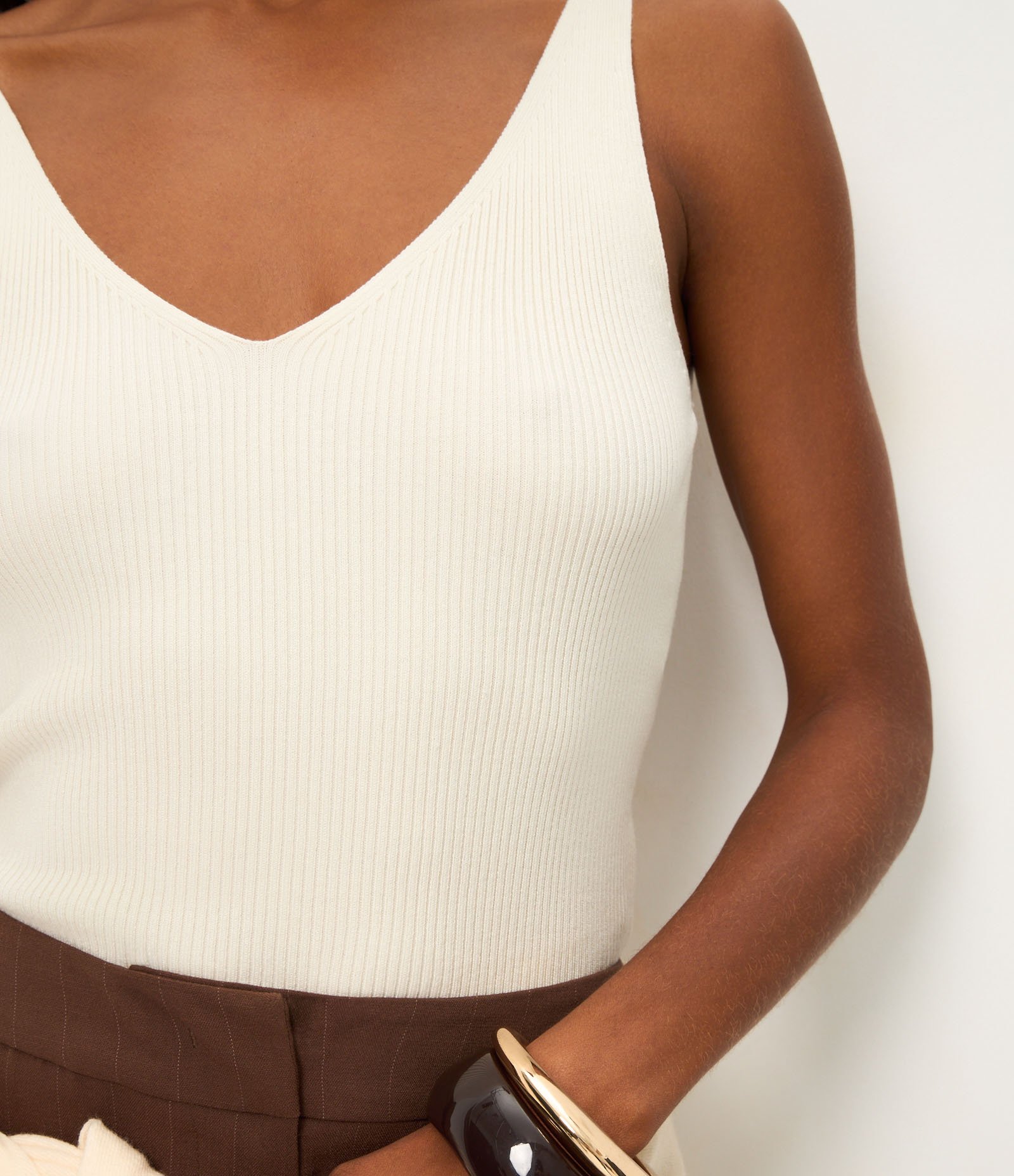 Blusa Canelada em Tricô com Decote V e Costas Decotadas Off White 6