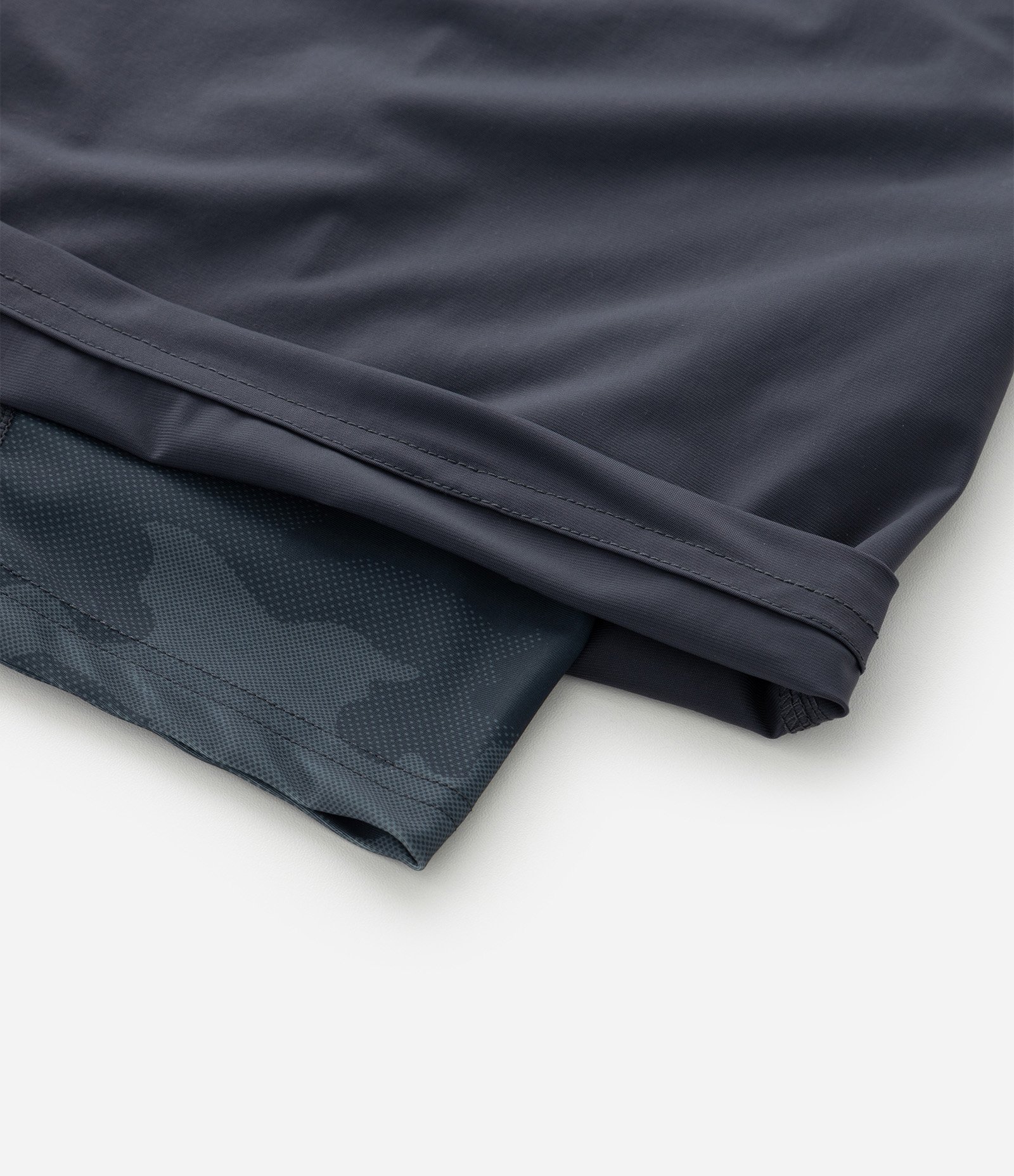 Bermuda Lisa em Microfibra com Zíper nos Bolsos Preto 11