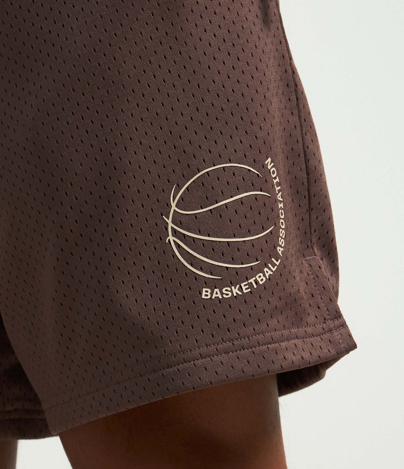 Bermuda Esportiva com Tecnologia Dry e Estampa Localizada Basquete Marrom 3