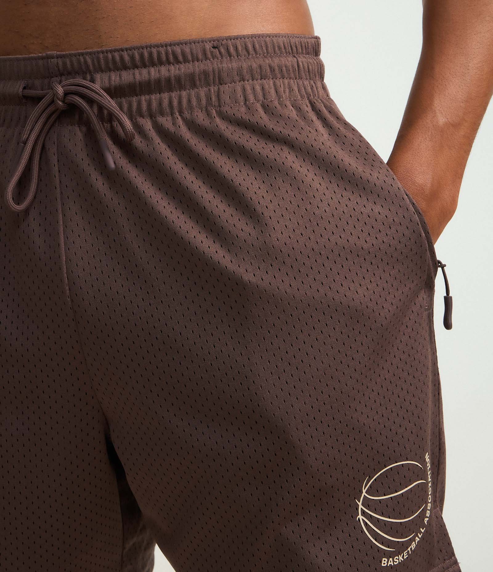Bermuda Esportiva com Tecnologia Dry e Estampa Localizada Basquete Marrom 4