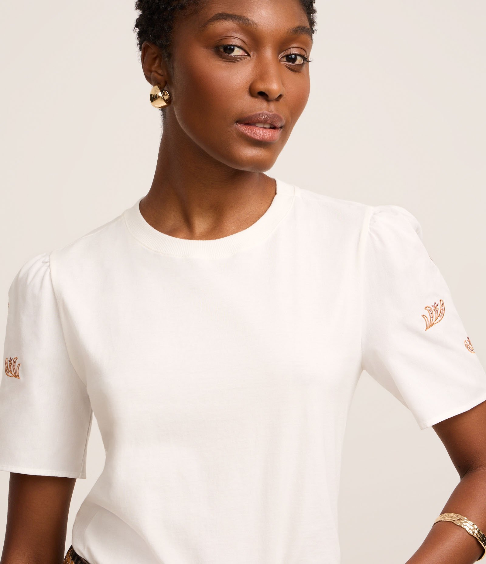 Blusa em Algodão com Bordado de Folhagem na Manga Bufante Branco 3