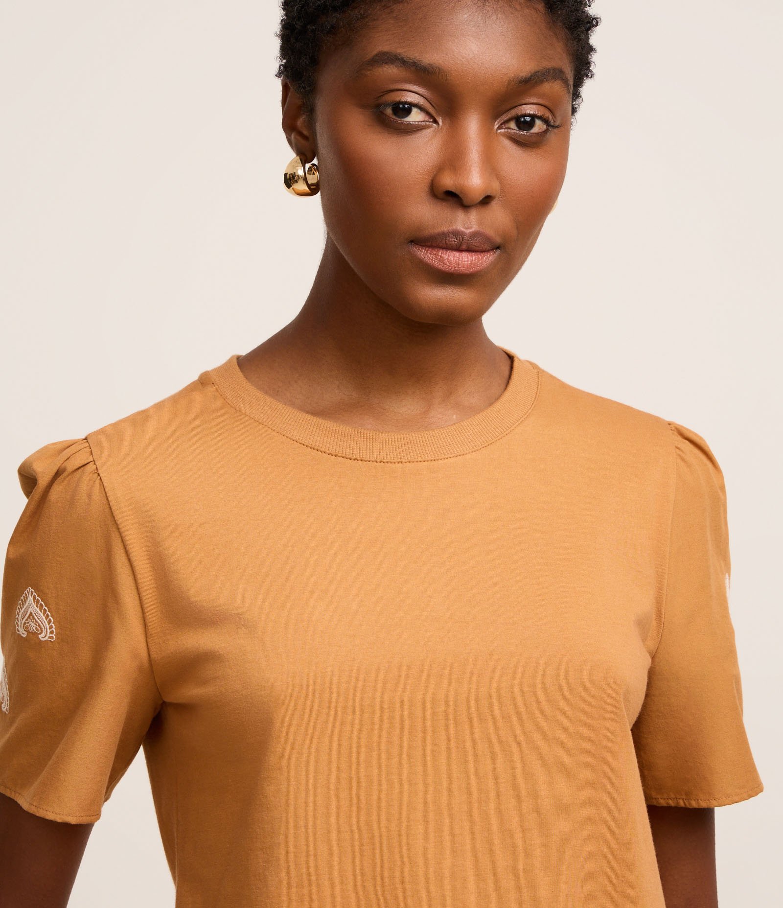 Blusa em Algodão com Bordado Decorativo na Manga Bufante Laranja 4