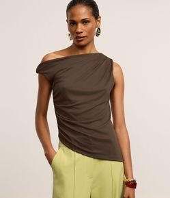 Blusa em Microfibra com Decote Ombro Só e Franzidos
