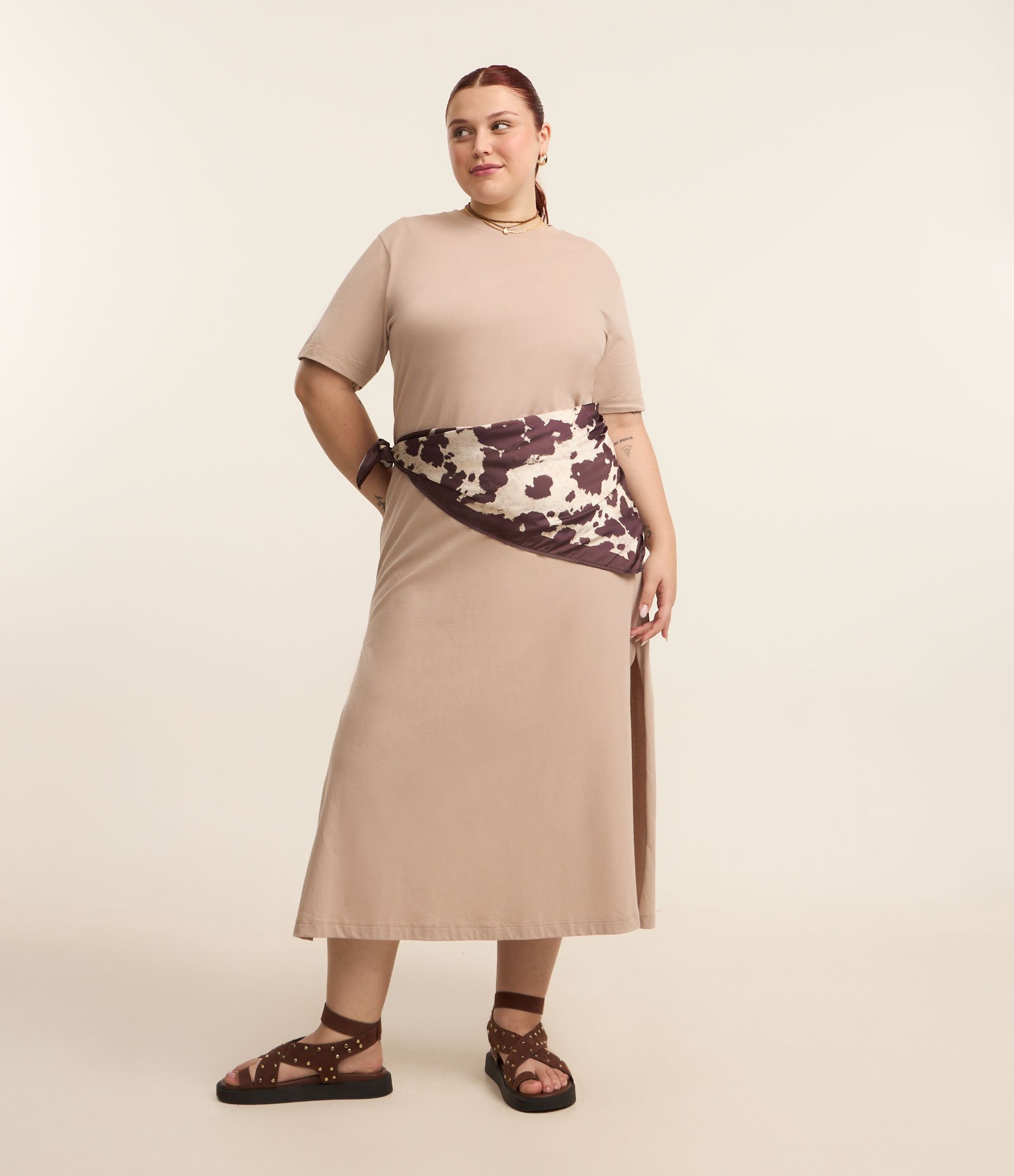 Vestido T-Shirt Midi em Malha Estonada Curve & Plus Size Bege 1