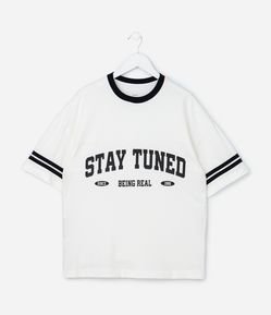 Camiseta Infantil em Malhão com Lettering Stay Tuned - Tam 5 a 14 Anos