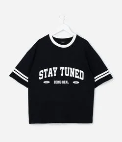 Camiseta Infantil em Malhão com Lettering Stay Tuned - Tam 5 a 14 Anos