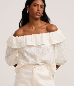 Blusa Ombro a Ombro com Babado e Bordado Floral