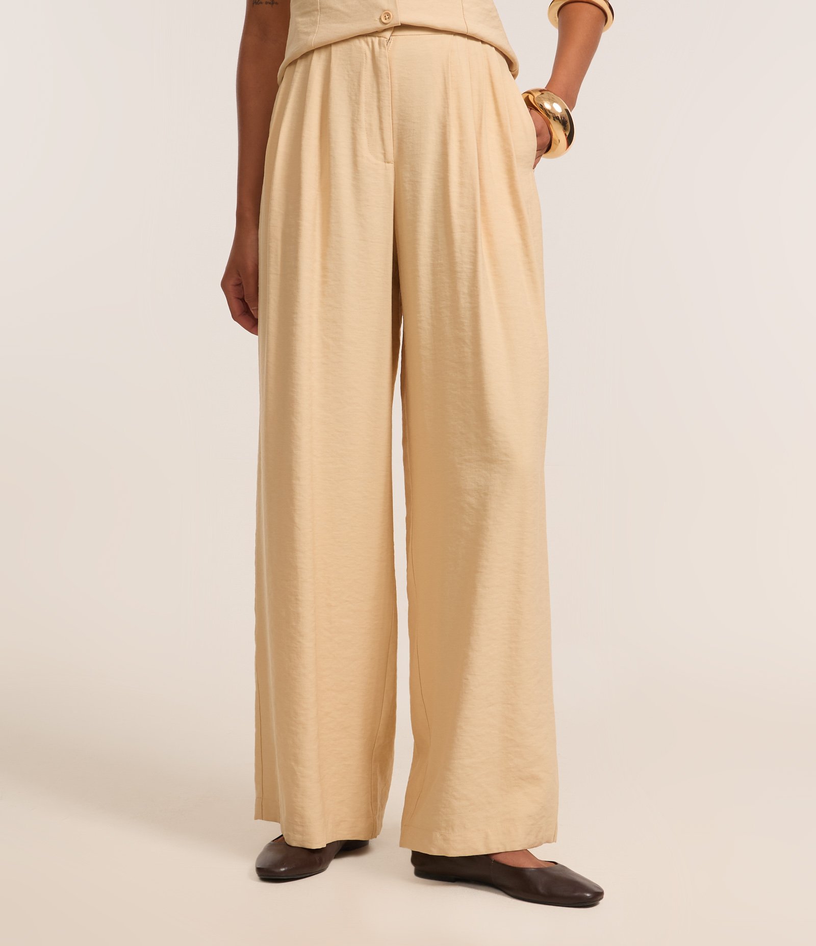 Calça Pantalona em Alfaiataria com Cintura Alta Bege 3