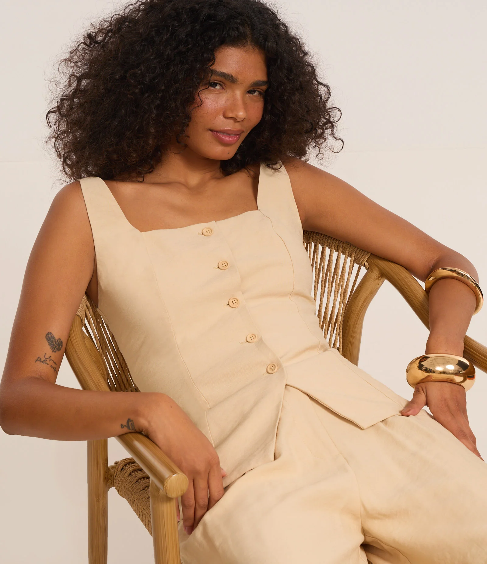 Colete Alfaiataria em Viscose com Decote Quadrado e Amarração nas Costas Bege 1