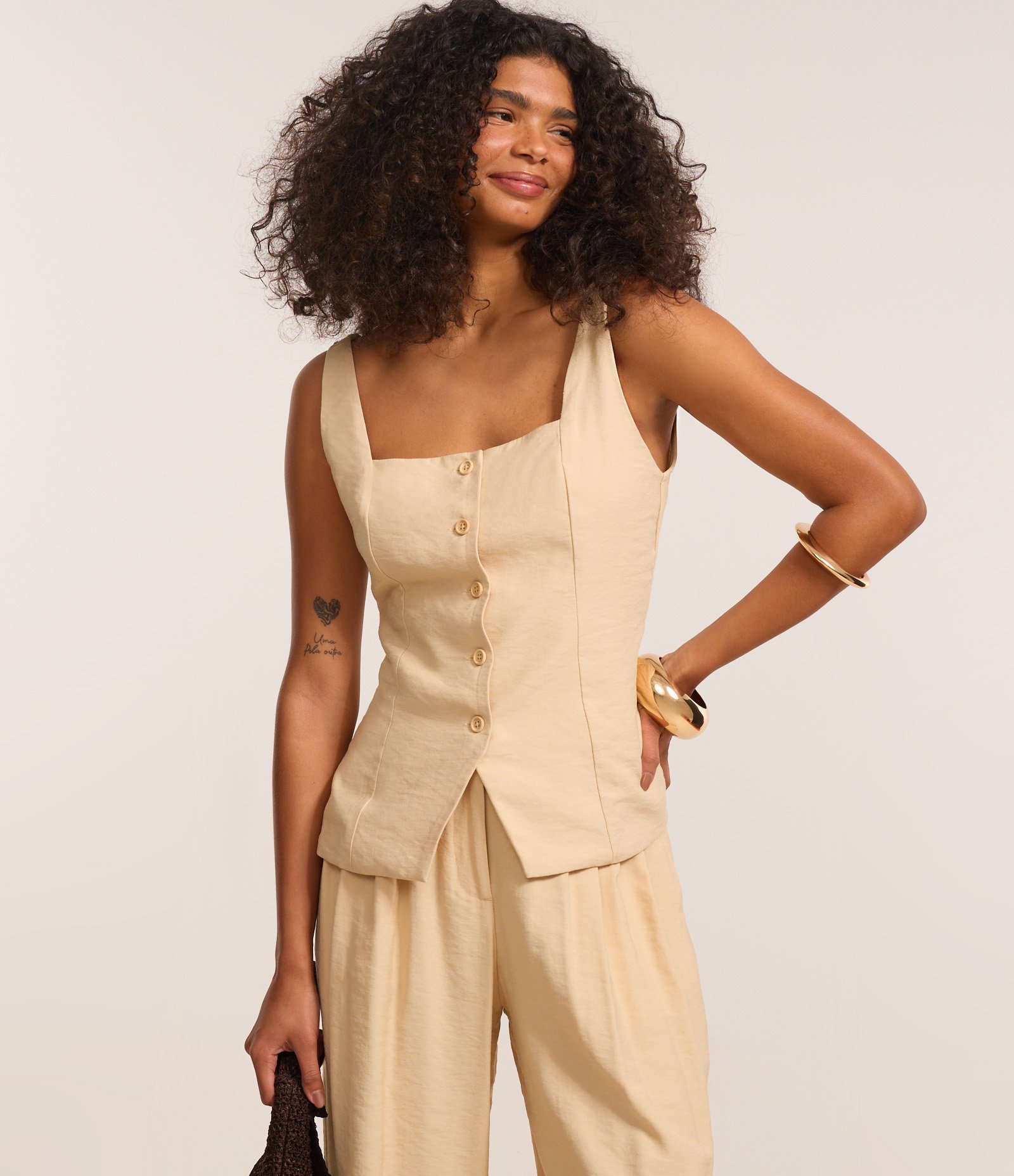 Colete Alfaiataria em Viscose com Decote Quadrado e Amarração nas Costas Bege 3