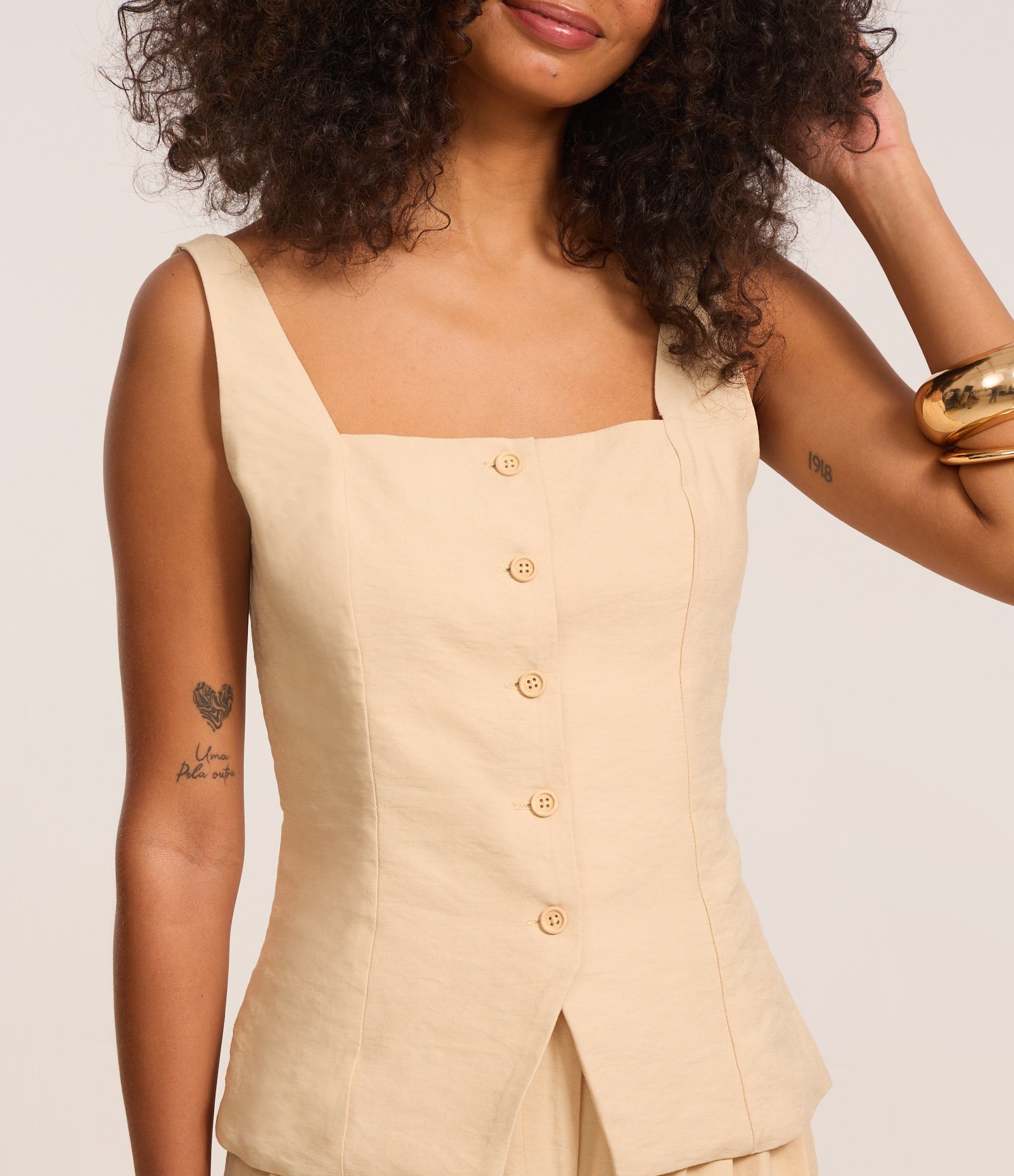 Colete Alfaiataria em Viscose com Decote Quadrado e Amarração nas Costas Bege 4