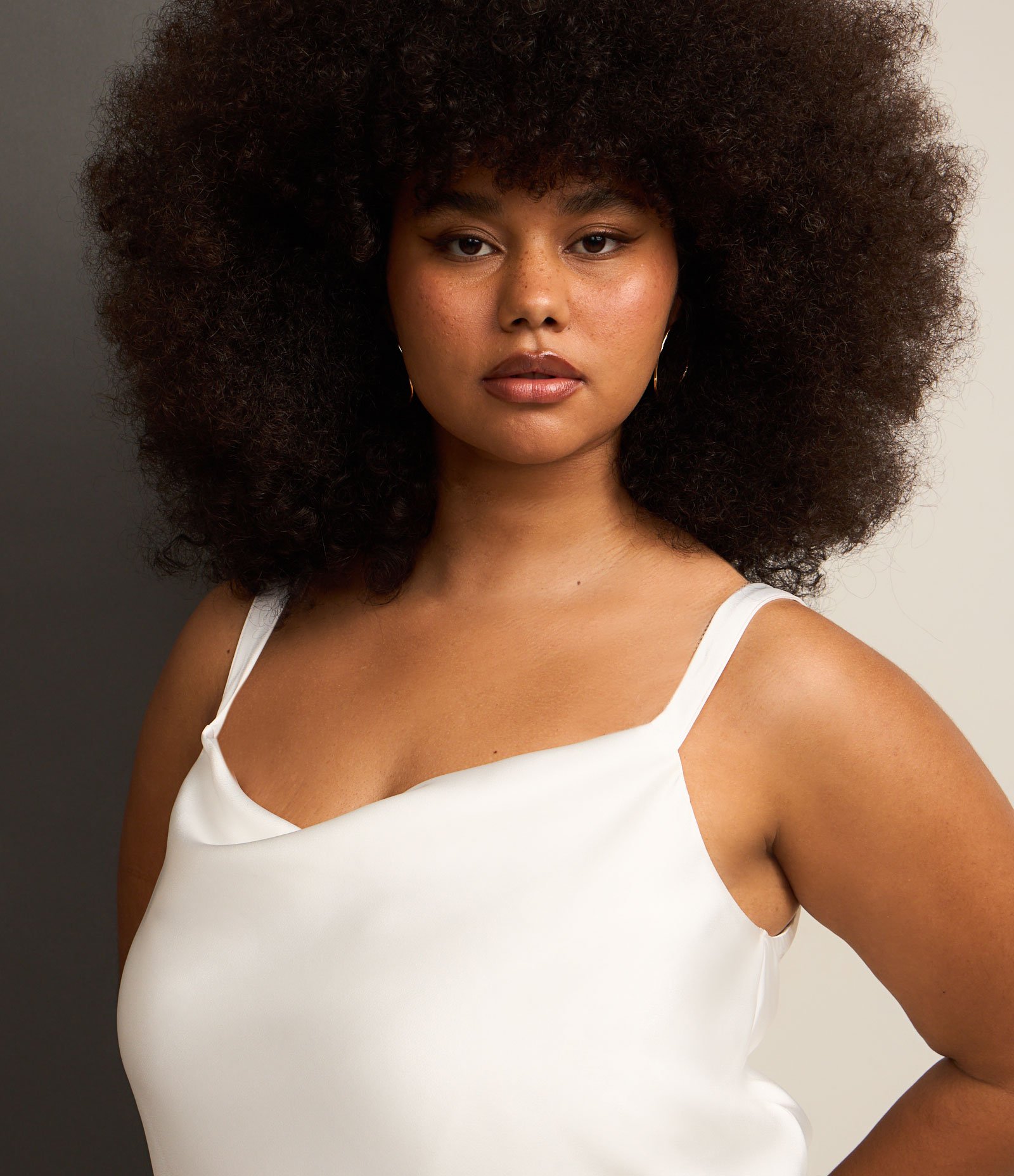 Blusa Acetinada com Decote Degagê e Barra Irregular Curve & Plus Size Branco 3