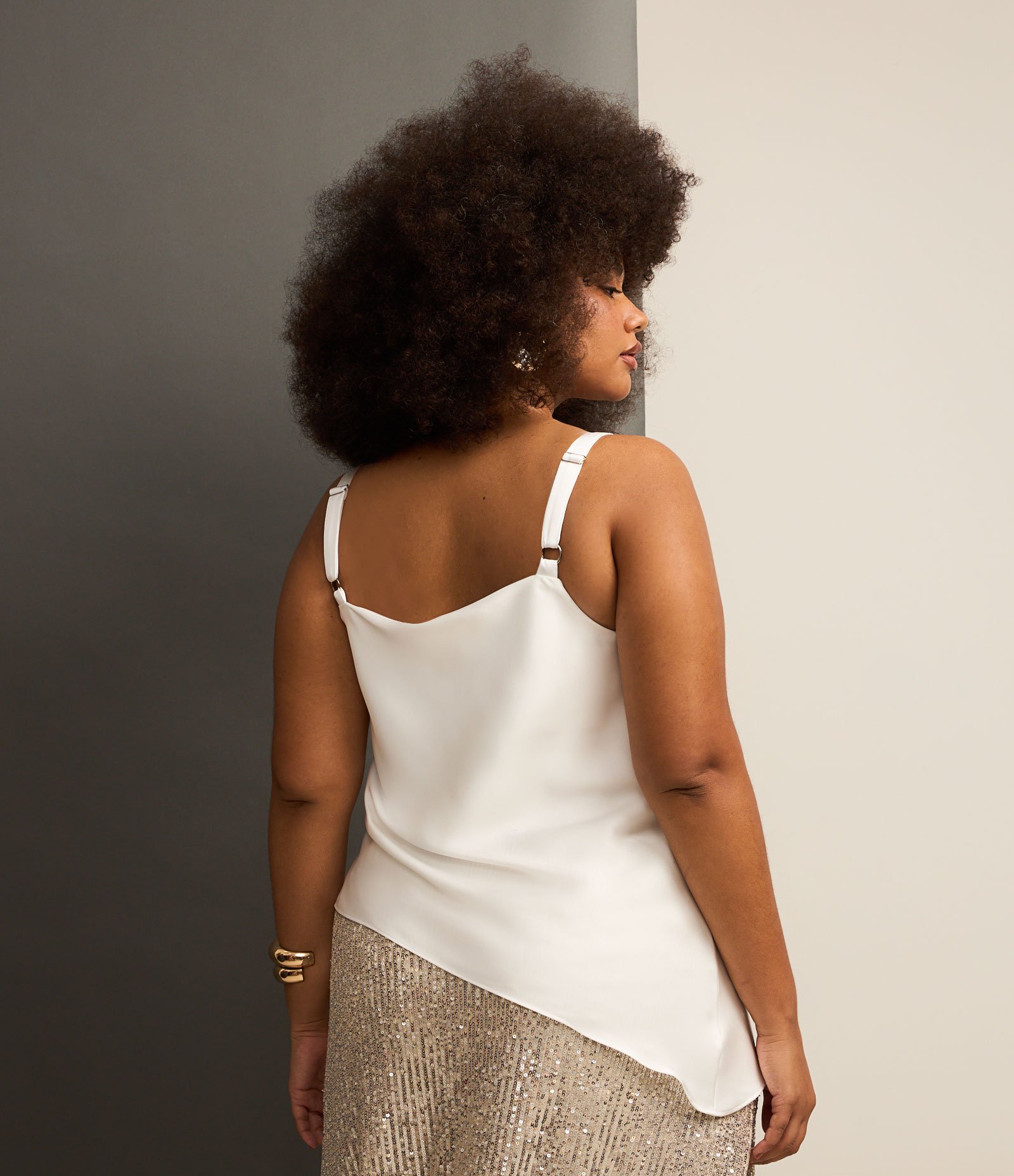 Blusa Acetinada com Decote Degagê e Barra Irregular Curve & Plus Size Branco 4