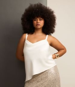 Blusa Acetinada com Decote Degagê e Barra Irregular Curve & Plus Size