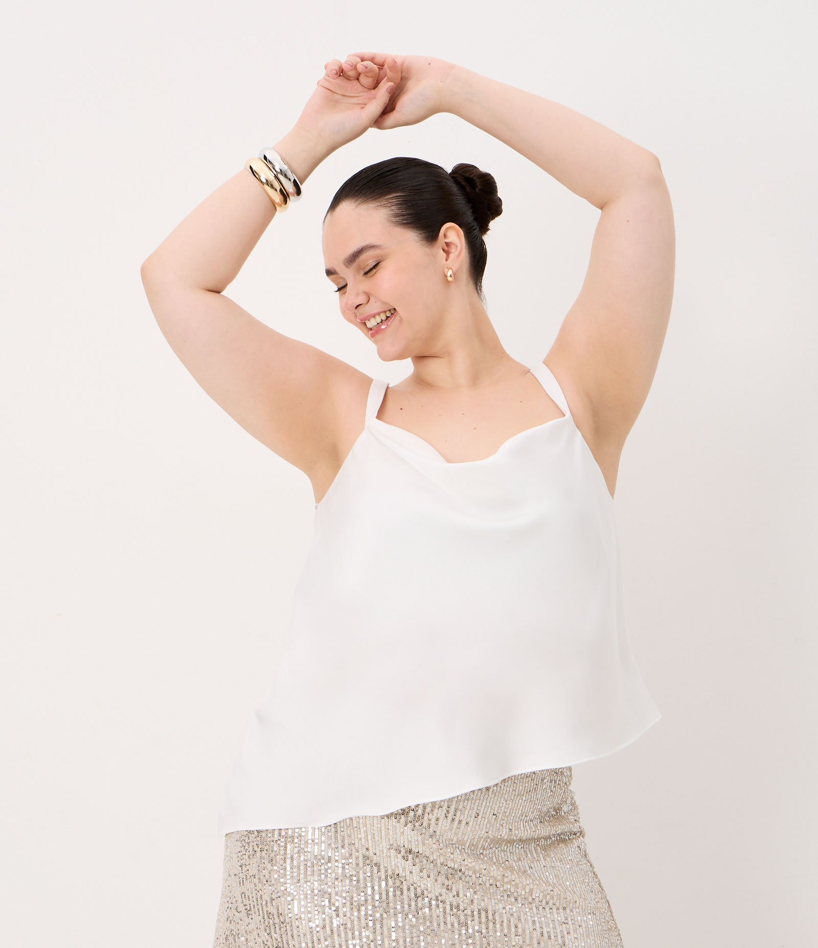 Blusa Acetinada com Decote Degagê e Barra Irregular Curve & Plus Size Branco 2