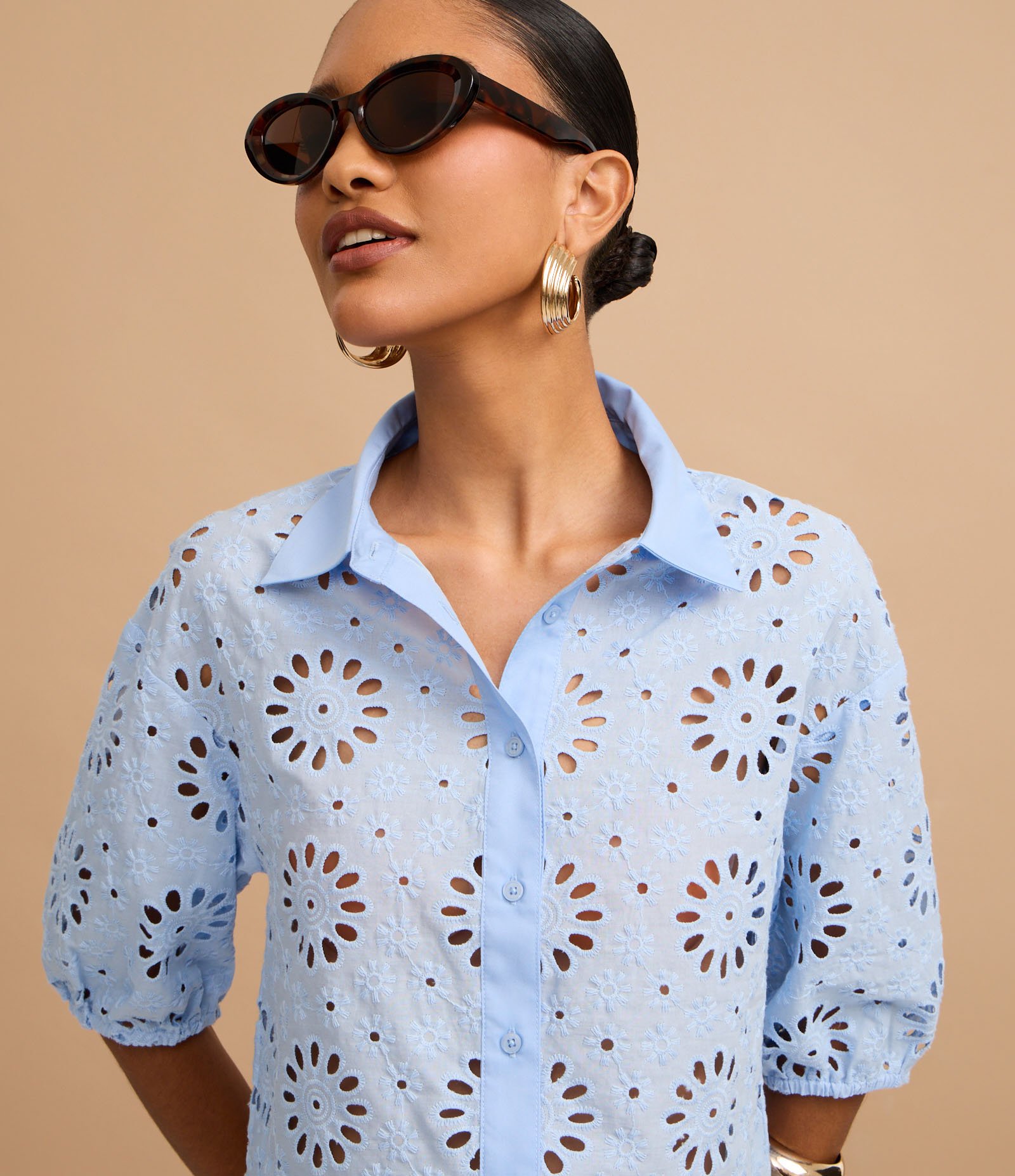 Camisa em Laise com Bordados nos Furos e Barra Nuvem Azul 7