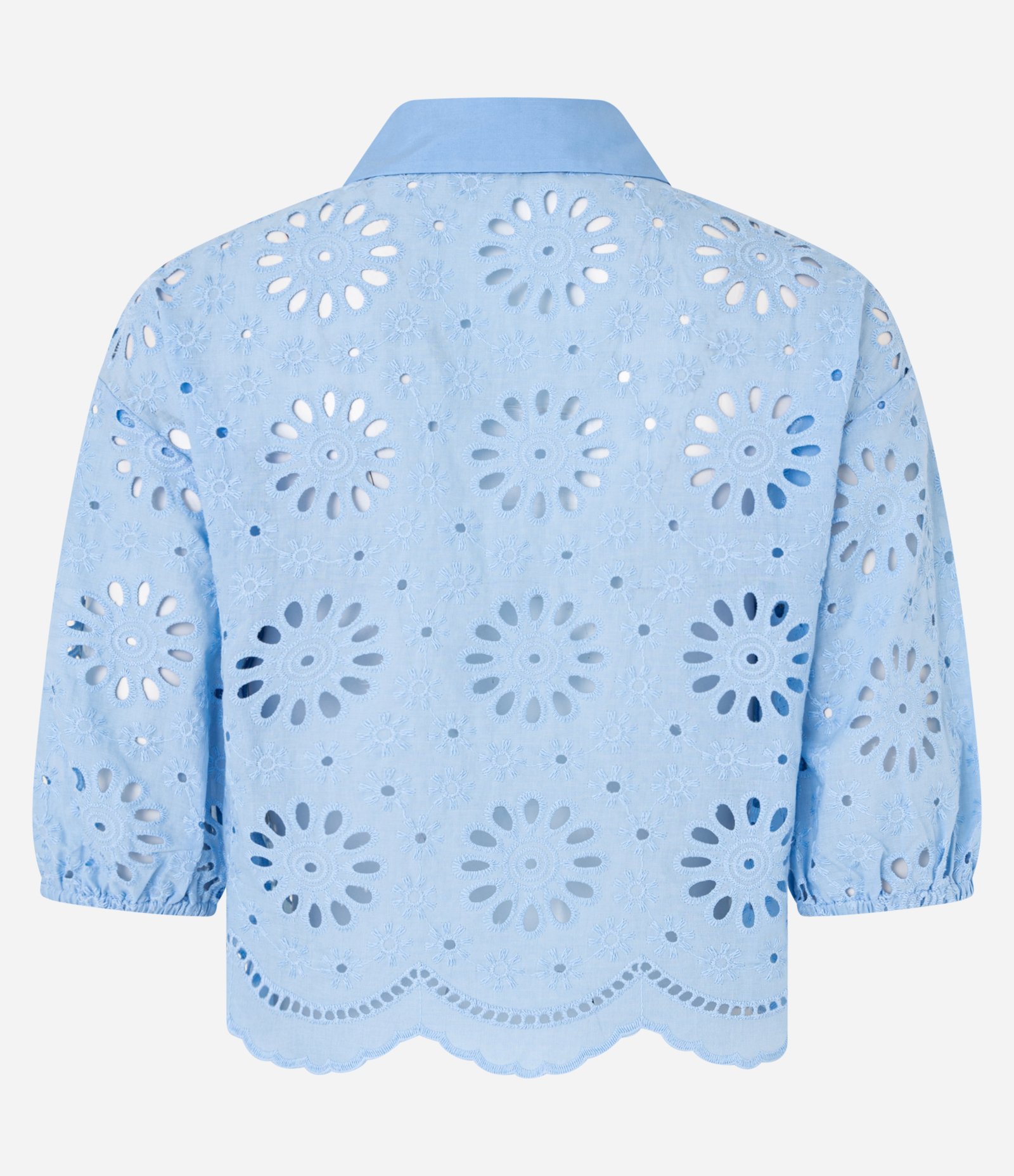 Camisa em Laise com Bordados nos Furos e Barra Nuvem Azul 11