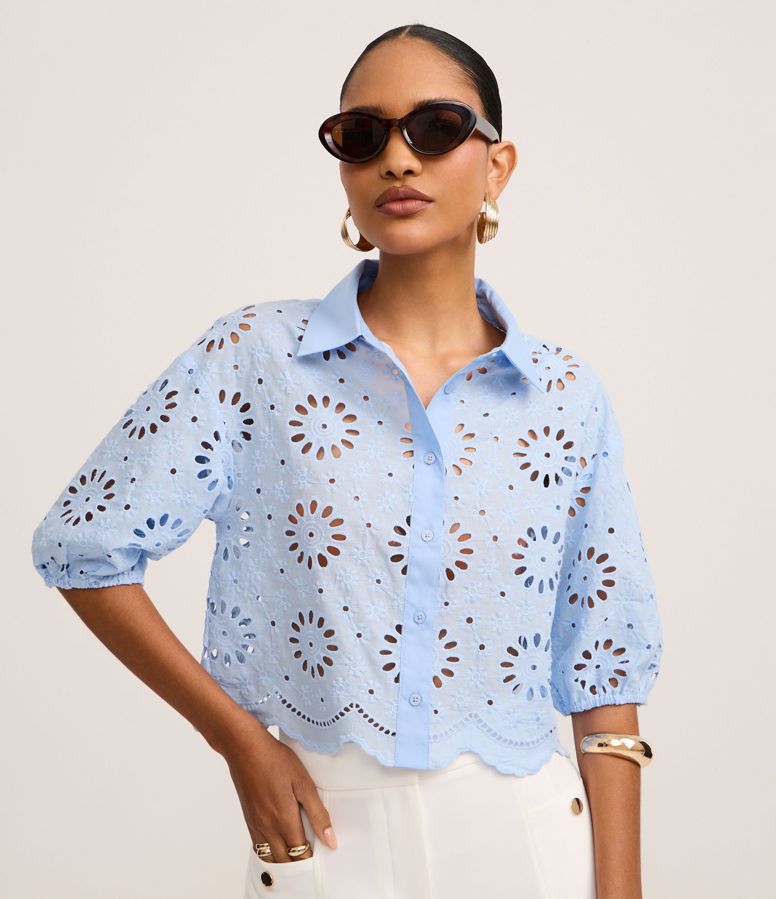 Camisa em Laise com Bordados nos Furos e Barra Nuvem Azul 1