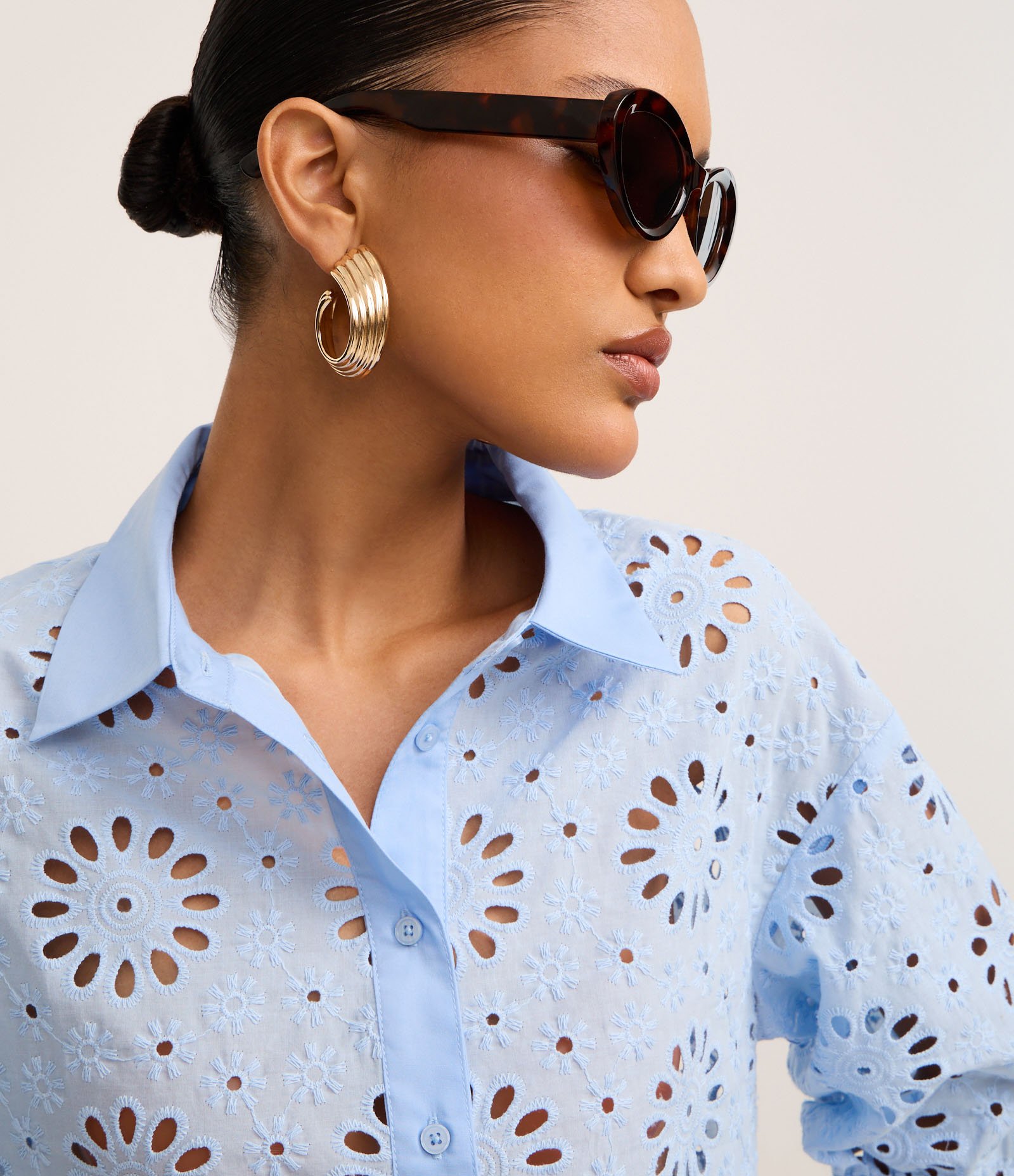 Camisa em Laise com Bordados nos Furos e Barra Nuvem Azul 3