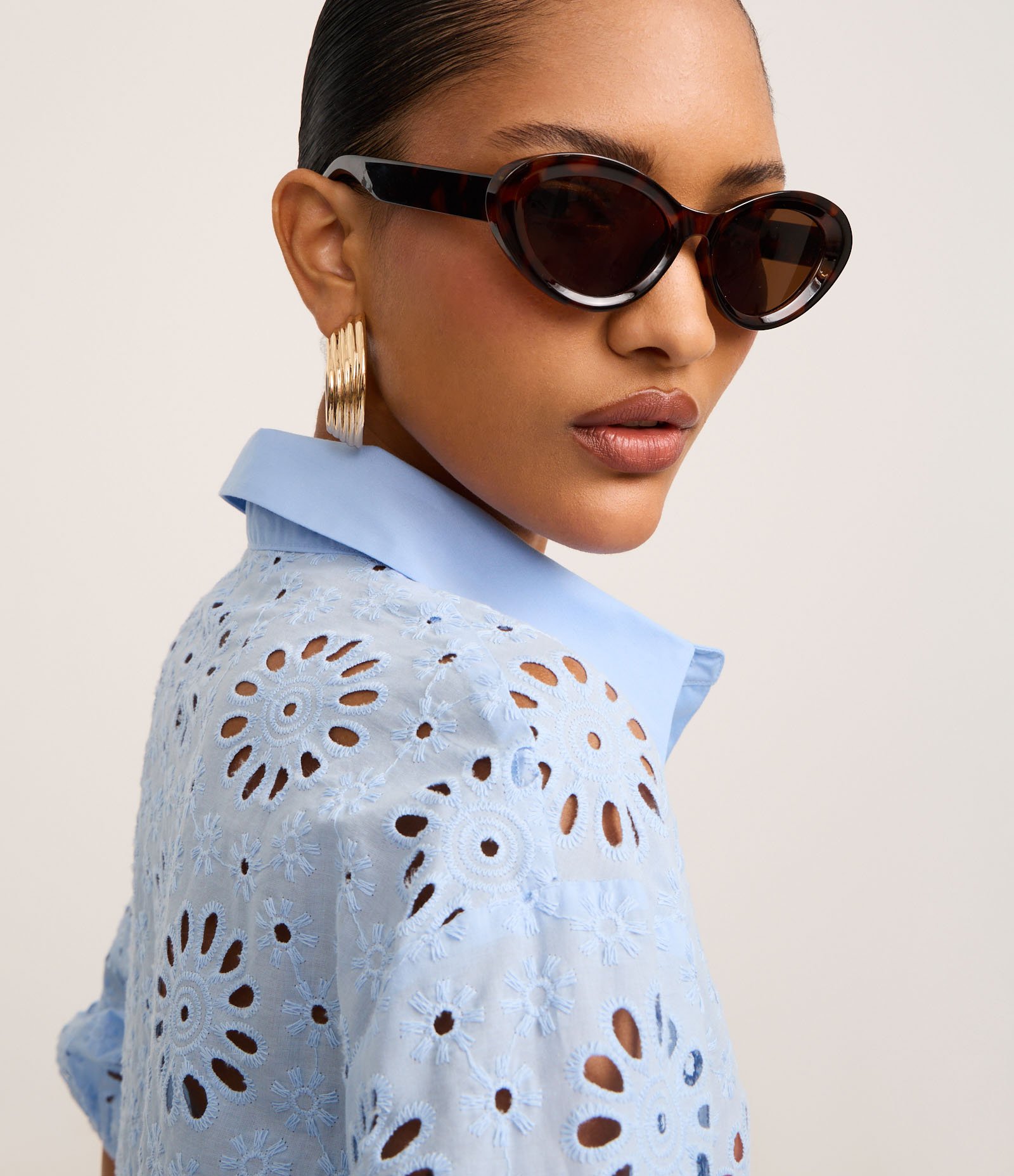 Camisa em Laise com Bordados nos Furos e Barra Nuvem Azul 4