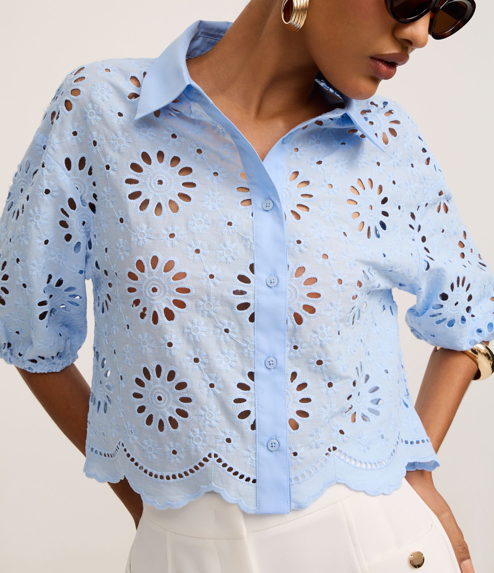 Camisa em Laise com Bordados nos Furos e Barra Nuvem Azul 5