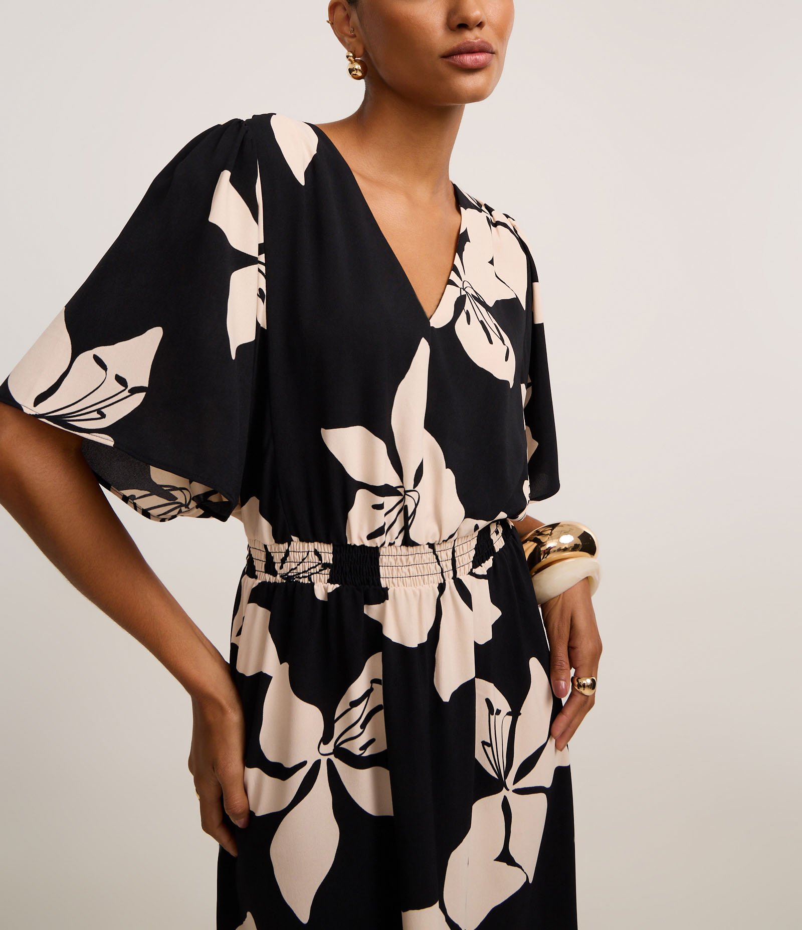 Vestido Evasê Midi em Airflow com Estampa Folhagem Preto/Off White 4