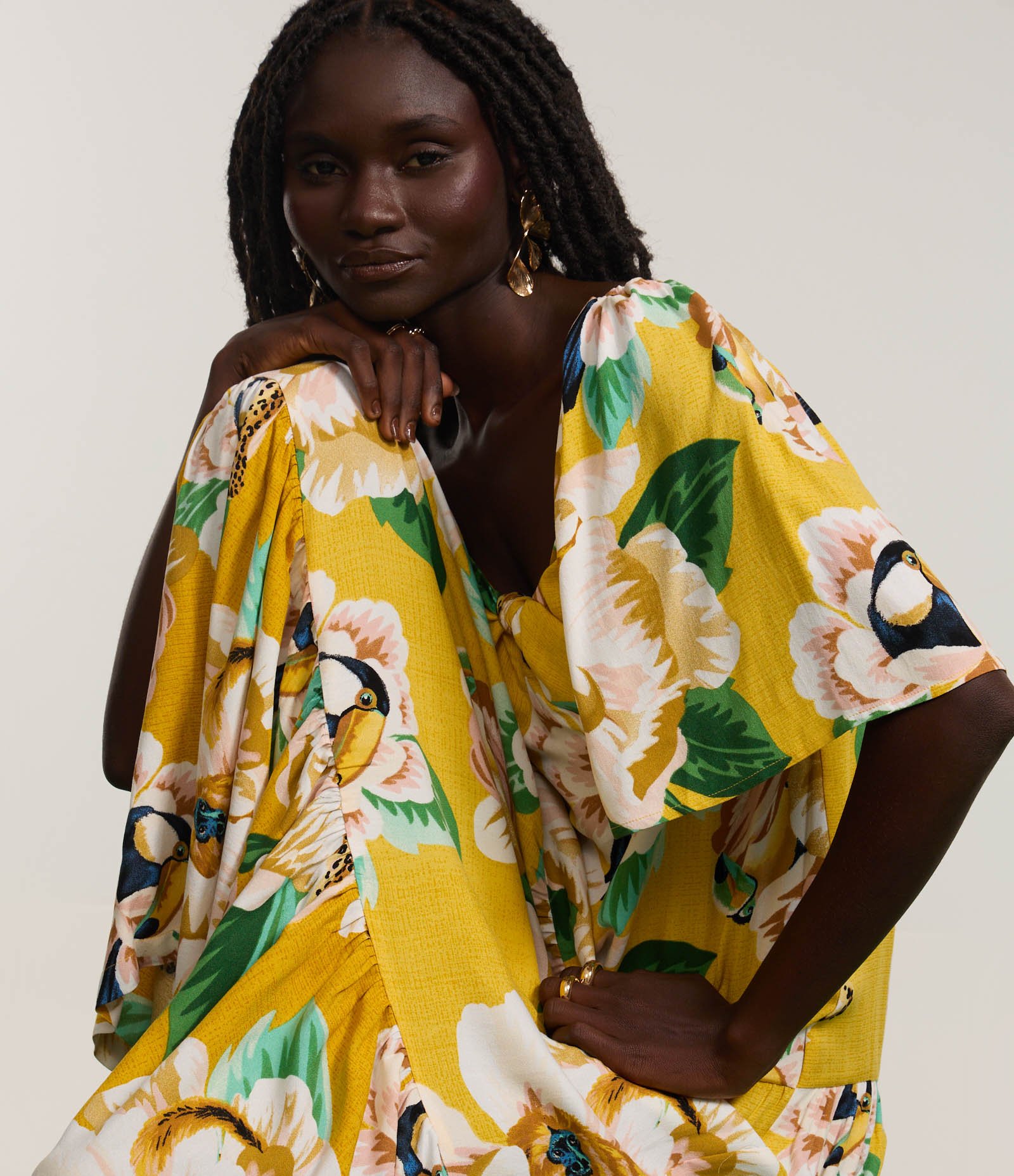 Vestido New Midi em Viscose com Estampa Tropical e Busto Torcido Amarelo 6