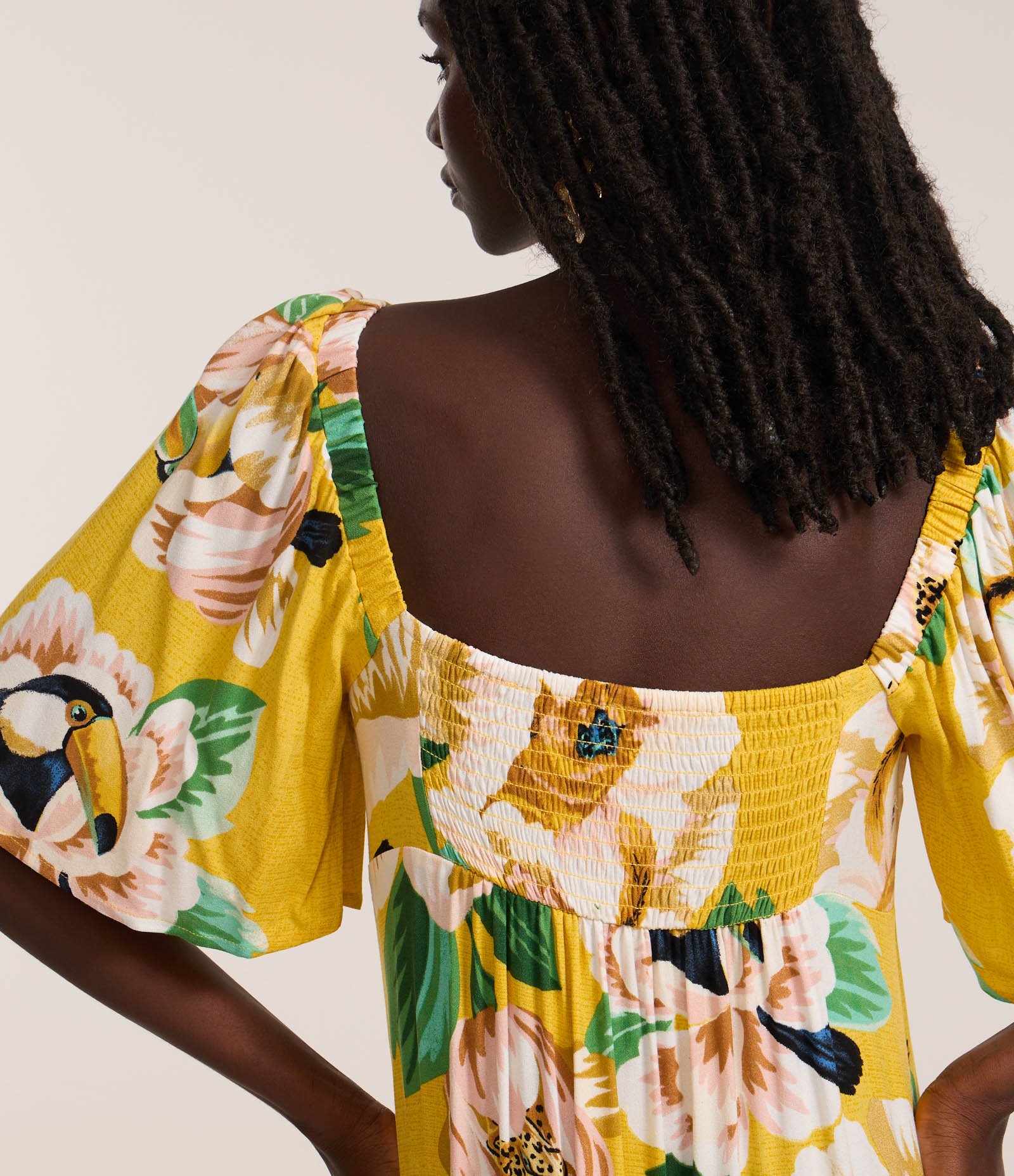 Vestido New Midi em Viscose com Estampa Tropical e Busto Torcido Amarelo 4