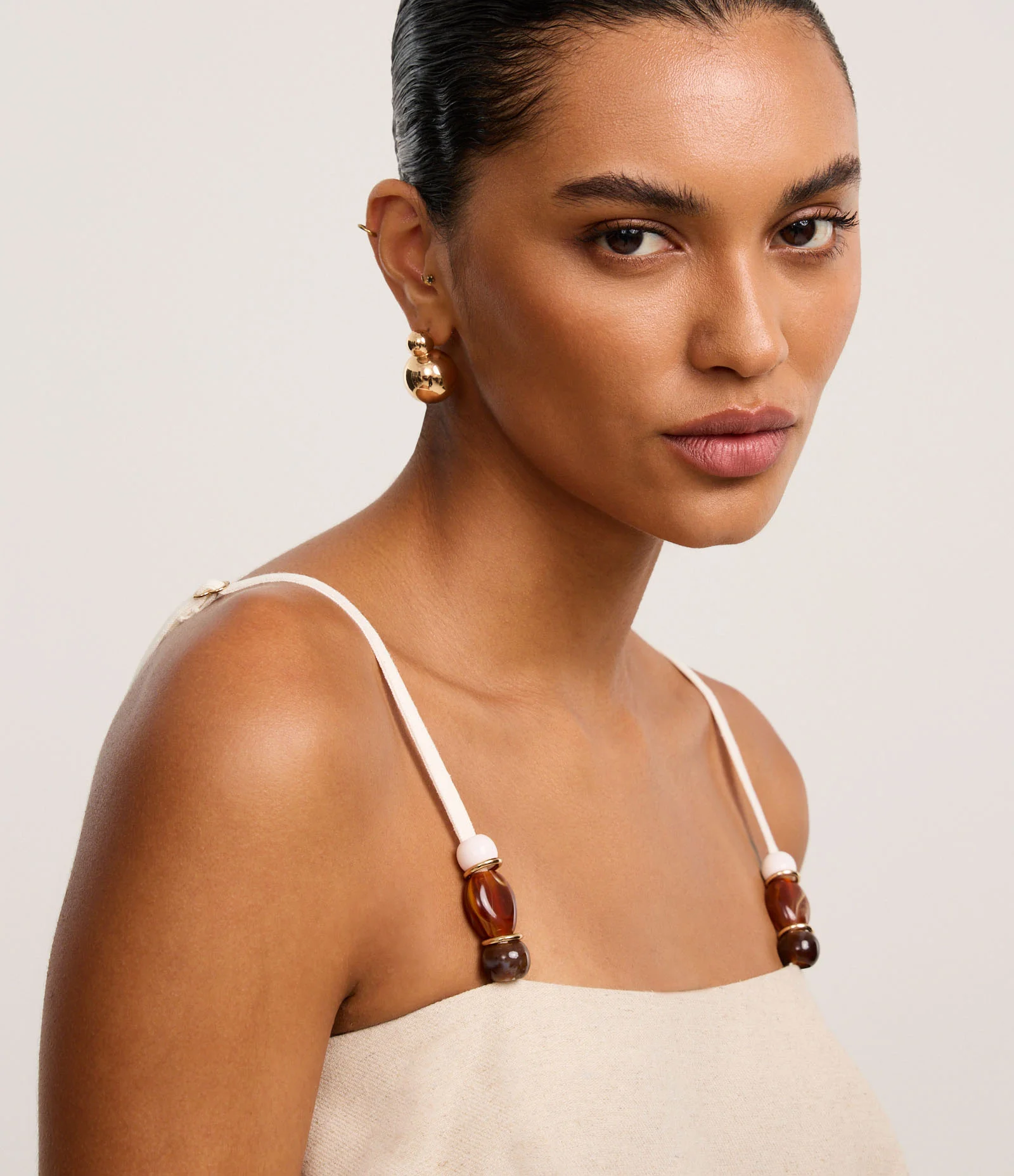 Blusa em Viscolinho com Miçanga na Alça Regulável Bege 3