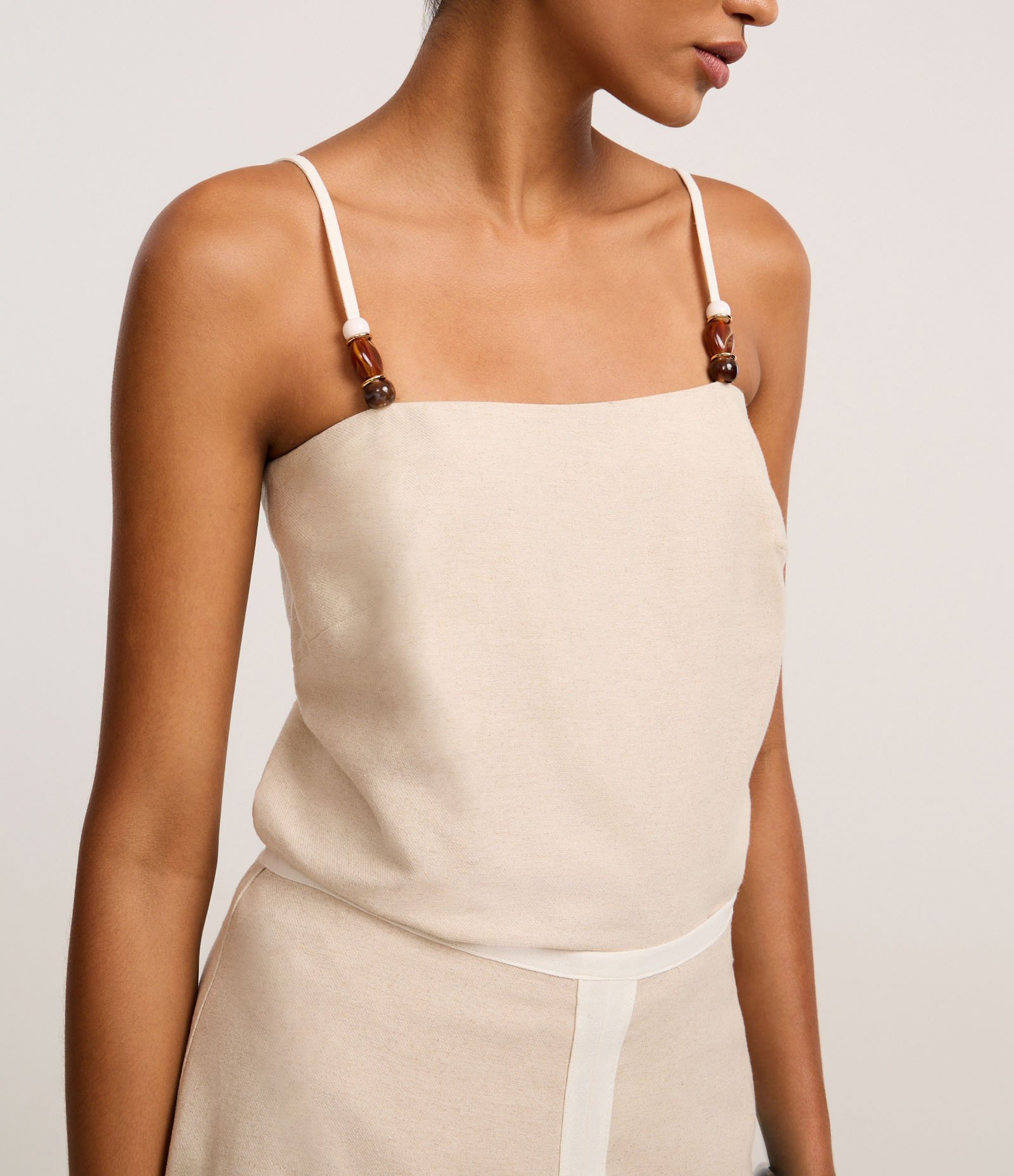 Blusa em Viscolinho com Miçanga na Alça Regulável Bege 5